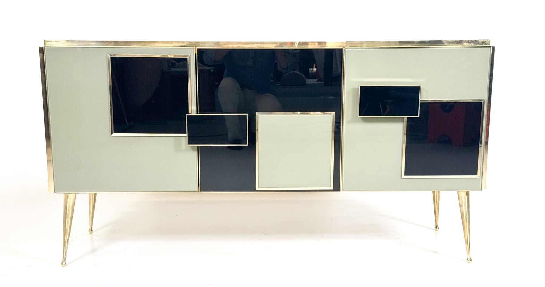 Mid-Century moderno Credenza Contemporary, legno, vetro e ottone, Italia in vendita
