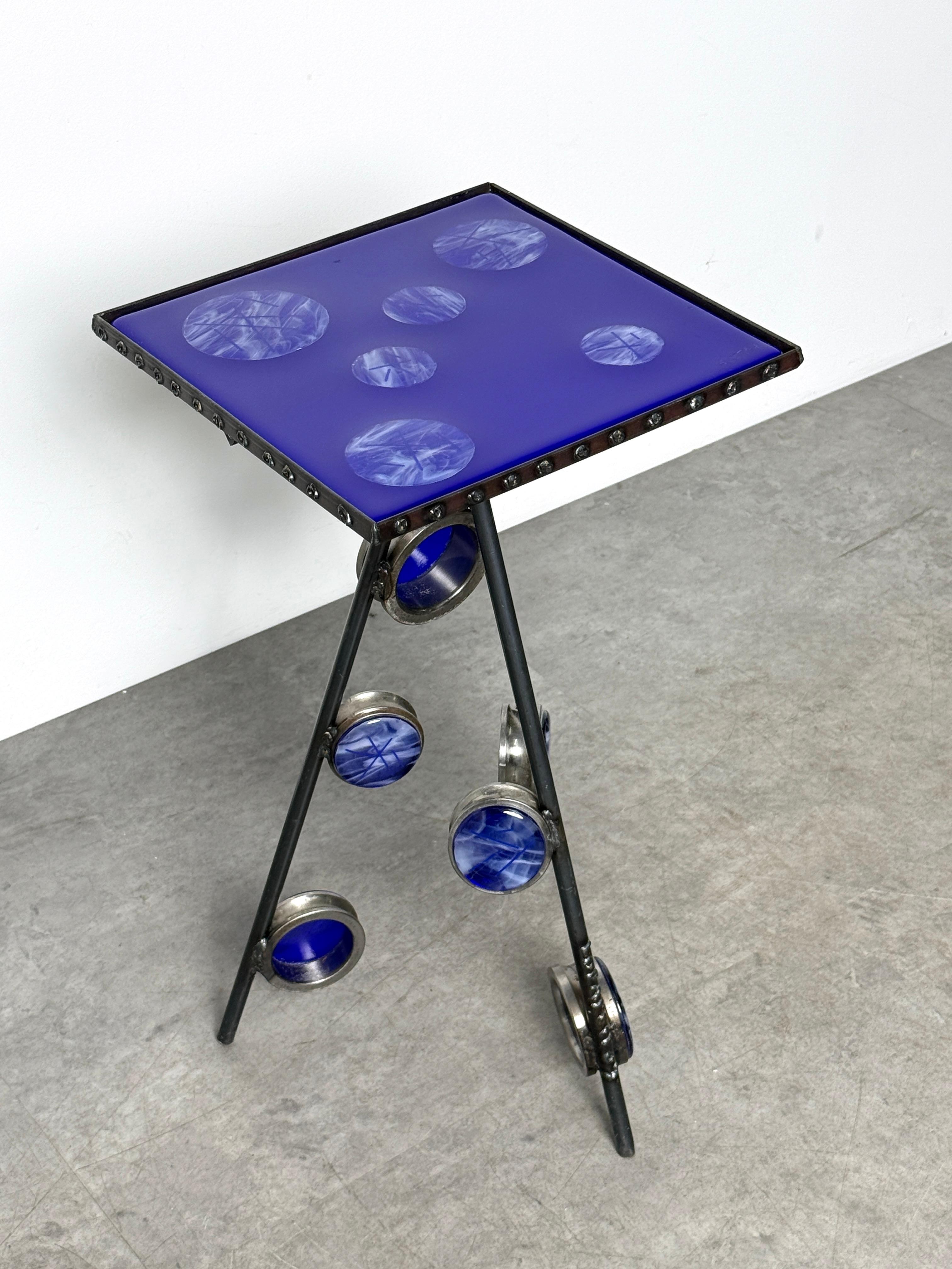 Postmoderner skulpturaler Dreibein-Beistelltisch aus Industriestahl und kobaltblauem Kunstglas (amerikanisch) im Angebot