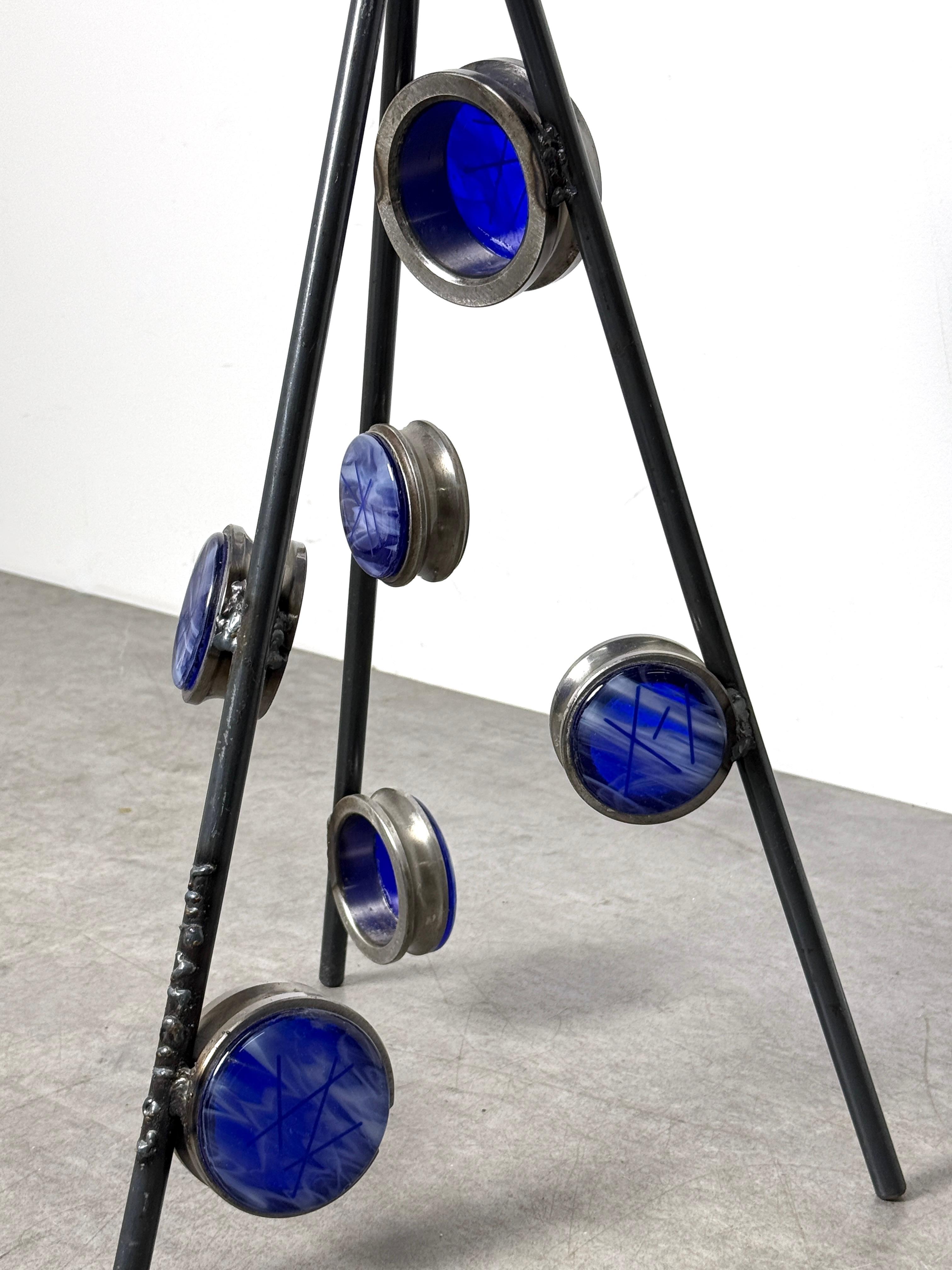Postmoderner skulpturaler Dreibein-Beistelltisch aus Industriestahl und kobaltblauem Kunstglas (Intarsie) im Angebot