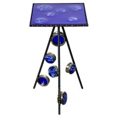 Tavolino scultoreo a treppiede in acciaio blu cobalto, postmoderno e industriale