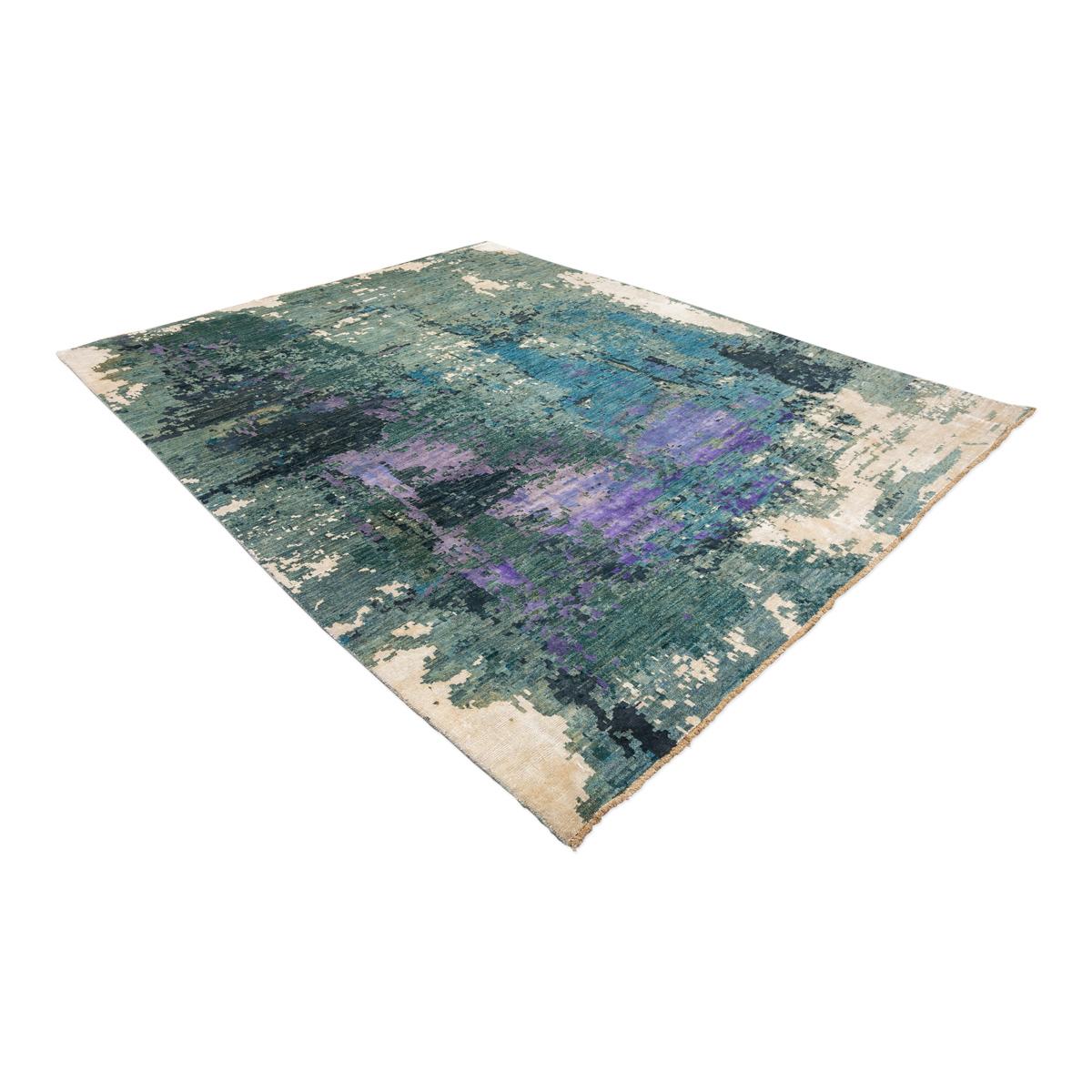 Contemporary rug belonging to the abstract collection
- Elaborated by hand in 100% silk and wool
- Its tonalities are not uniform with what this type of rugs are very functional when it comes to decorating with other fabrics
- Its texture is
