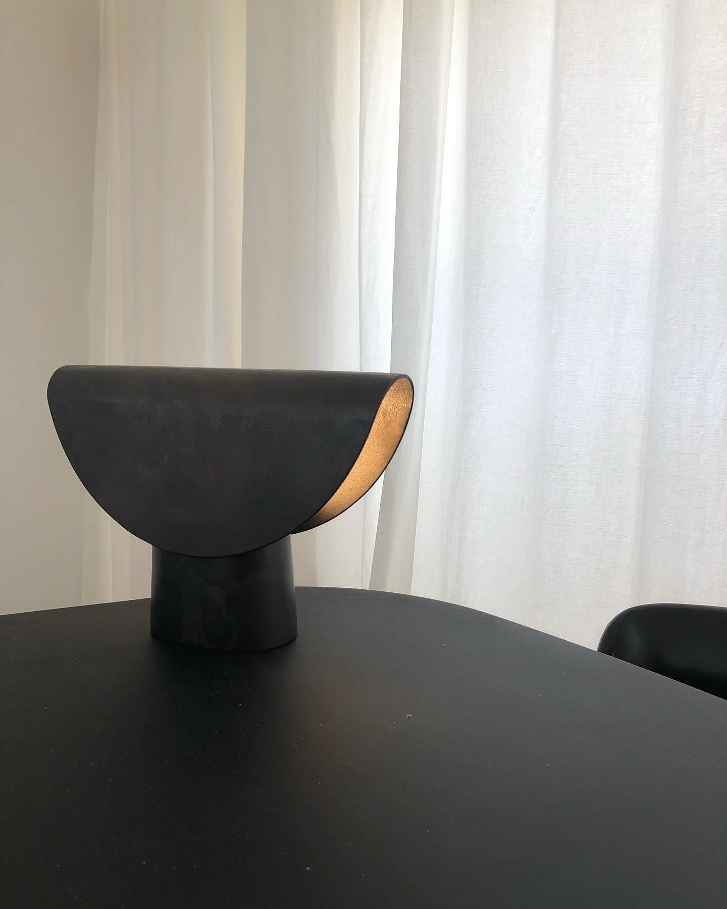 Bronzo Lampada da tavolo contemporanea Foldes in alluminio color argento di Henry Wilson in vendita
