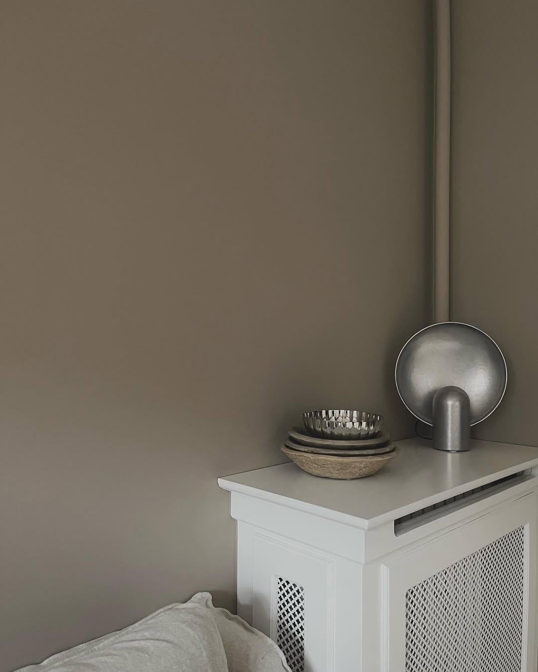 Applique contemporanea con superficie in alluminio color argento di Henry Wilson in vendita 3