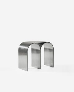 Taburete «Silver Arch» de diseño contemporáneo en aluminio pulido, de Pietro Franceschini
