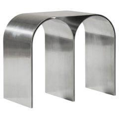 Taburete «Silver Arch» de diseño contemporáneo en aluminio pulido, de Pietro Franceschini
