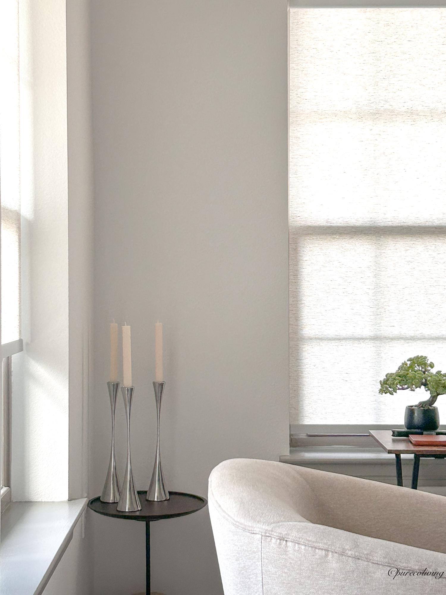 Set di candelieri in metallo lucido. Silhouette alta e affusolata, moderna e senza tempo. La loro forma fluida e scultorea aggiunge altezza ed eleganza a qualsiasi superficie, catturando la luce con un bagliore morbido e riflettente.
Abbinalo a un