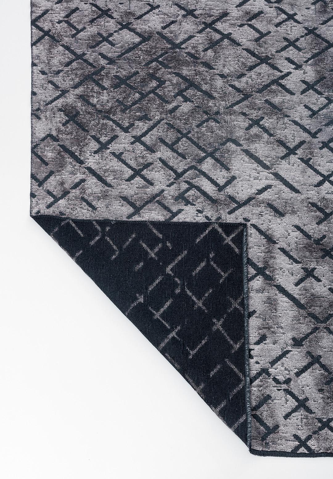 Zeitgenössischer silbergrauer Teppich mit abstraktem Wiederholungsmuster mit oder ohne Fransen (Postmoderne) im Angebot