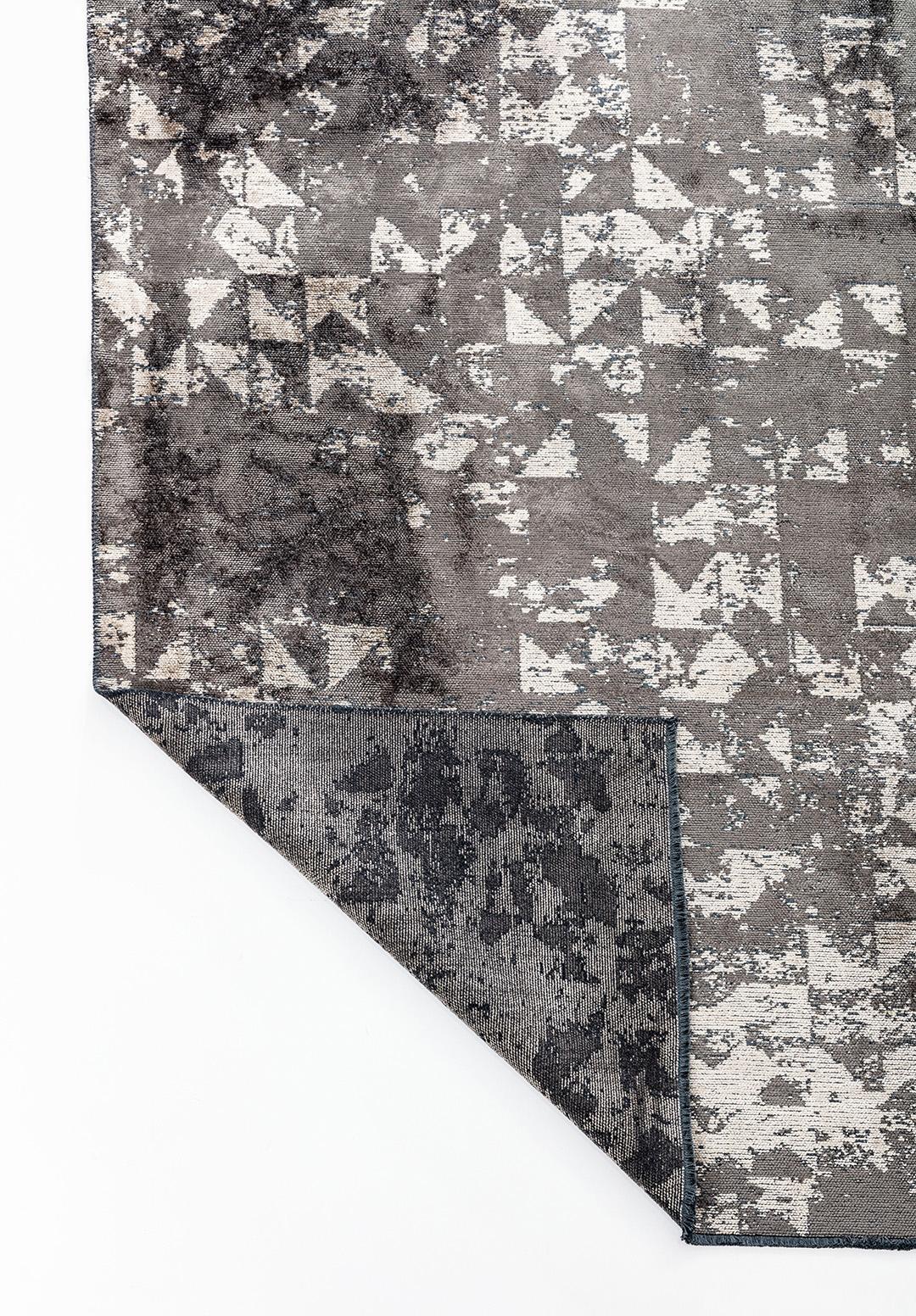 Zeitgenössischer Teppich mit oder ohne Fransen in Silber, Grau und Beige gemustert (Postmoderne) im Angebot