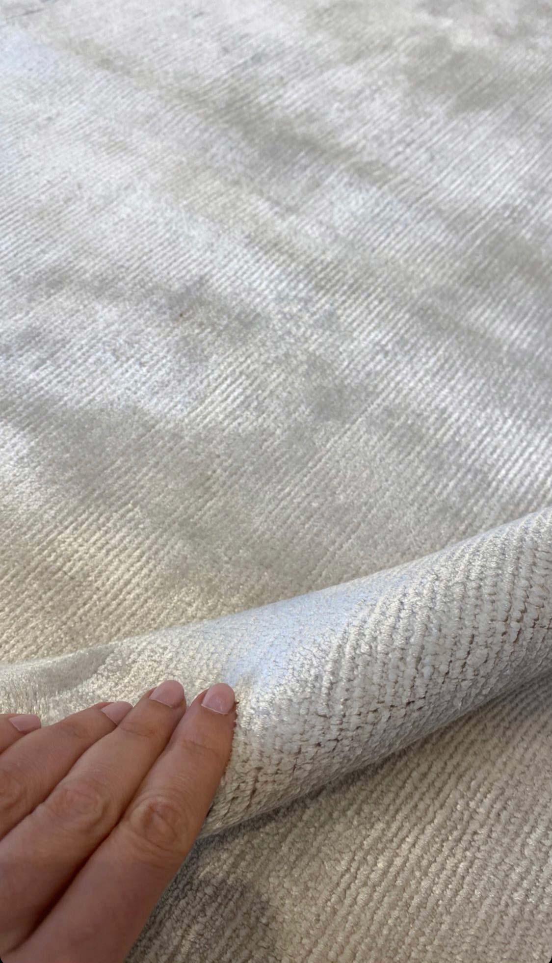 Contemporary silver grey silk rug by Doris Leslie Blau
Size: 21'7