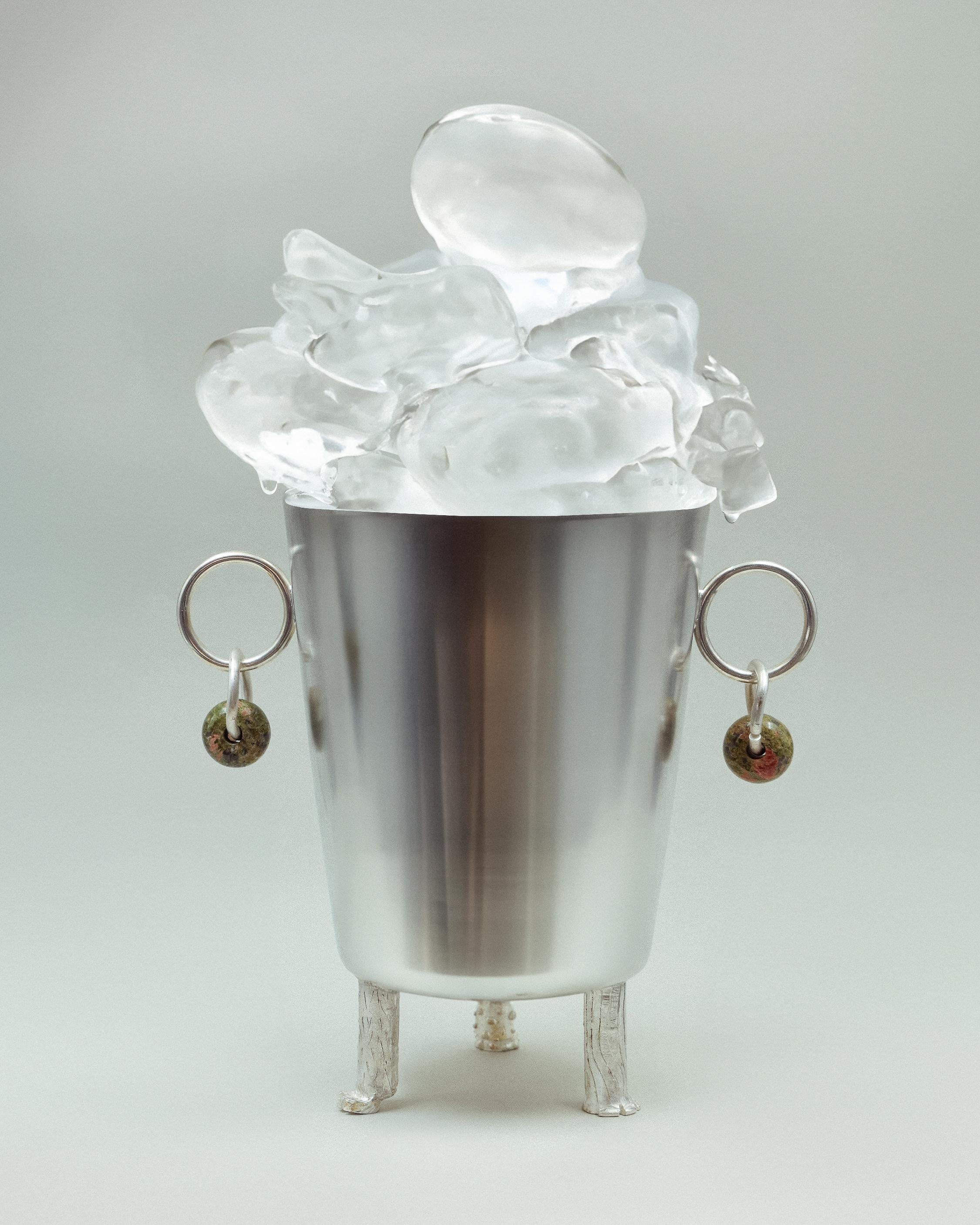Moderne Seau à glace contemporain en métal argenté Pieds sculpturaux sculptés par Natalia Criado en vente