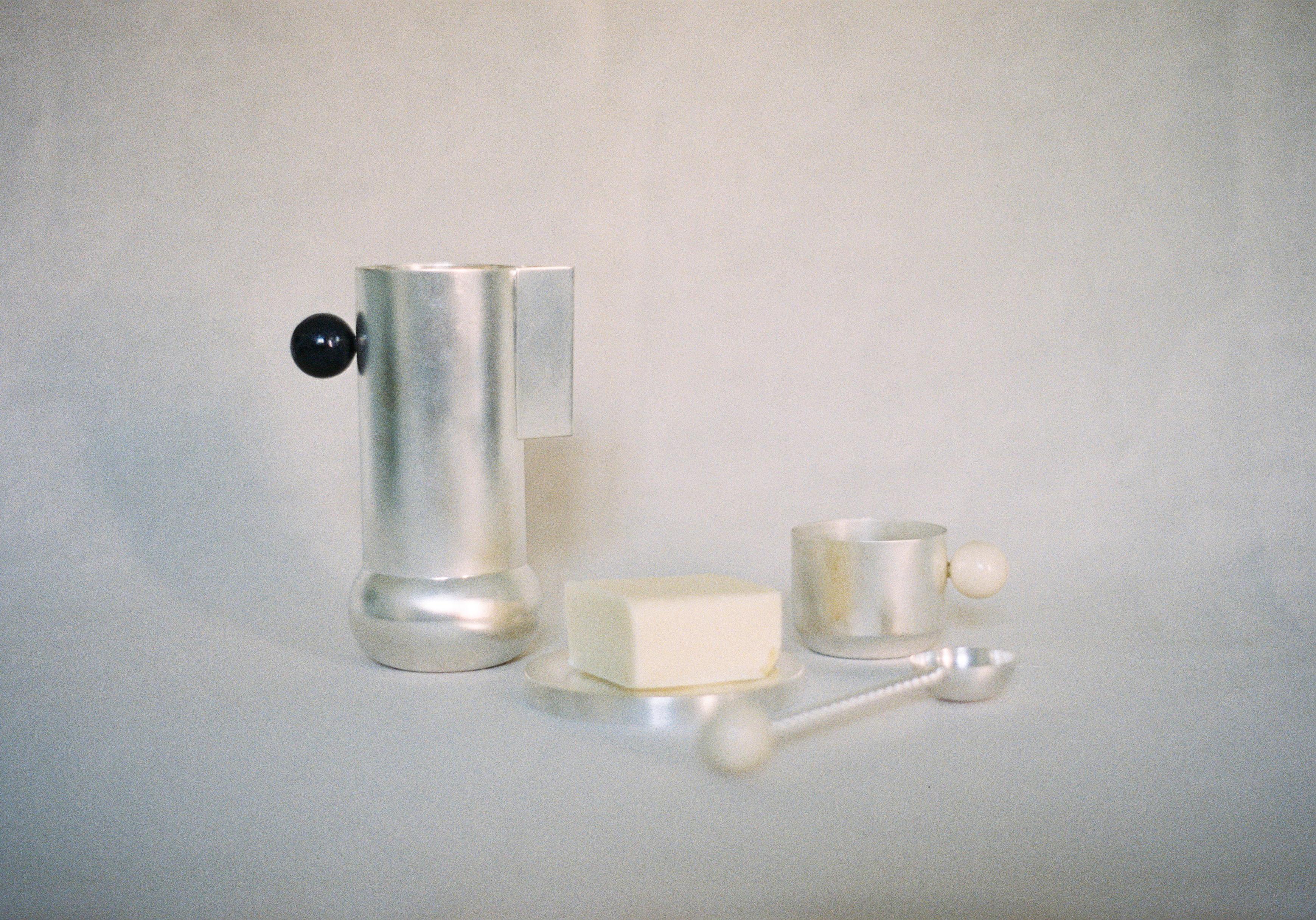 Améliorez votre rituel quotidien de thé ou de café avec notre exquise tasse Perla. Fabriquée à la main en laiton plaqué, sa silhouette géométrique se rétrécit à la base pour une esthétique épurée et minimale. L'exquise poignée en pierre de lave
