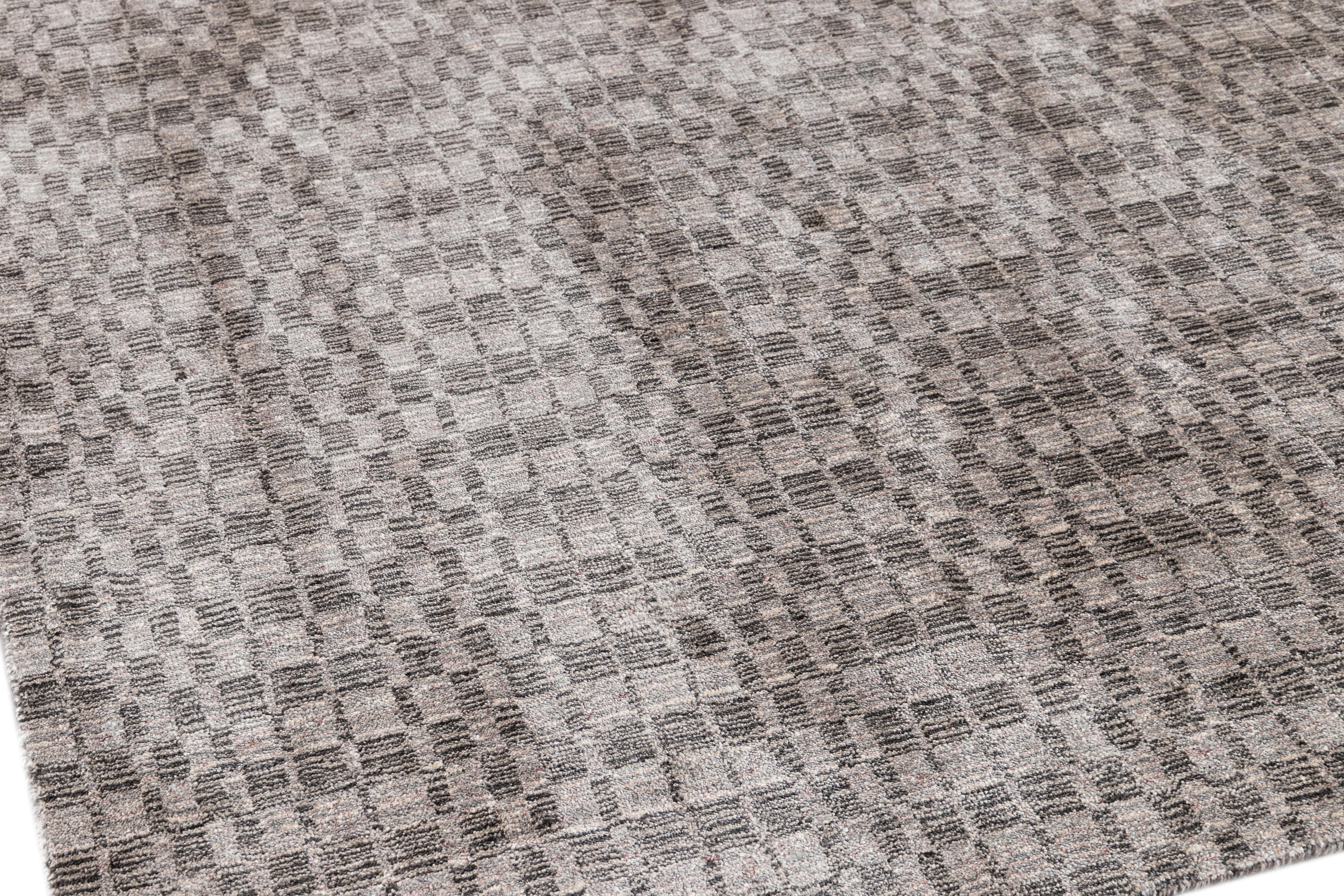 Zeitgenössischer silberner Seiden-Teppich im Zustand „Neu“ im Angebot in Norwalk, CT