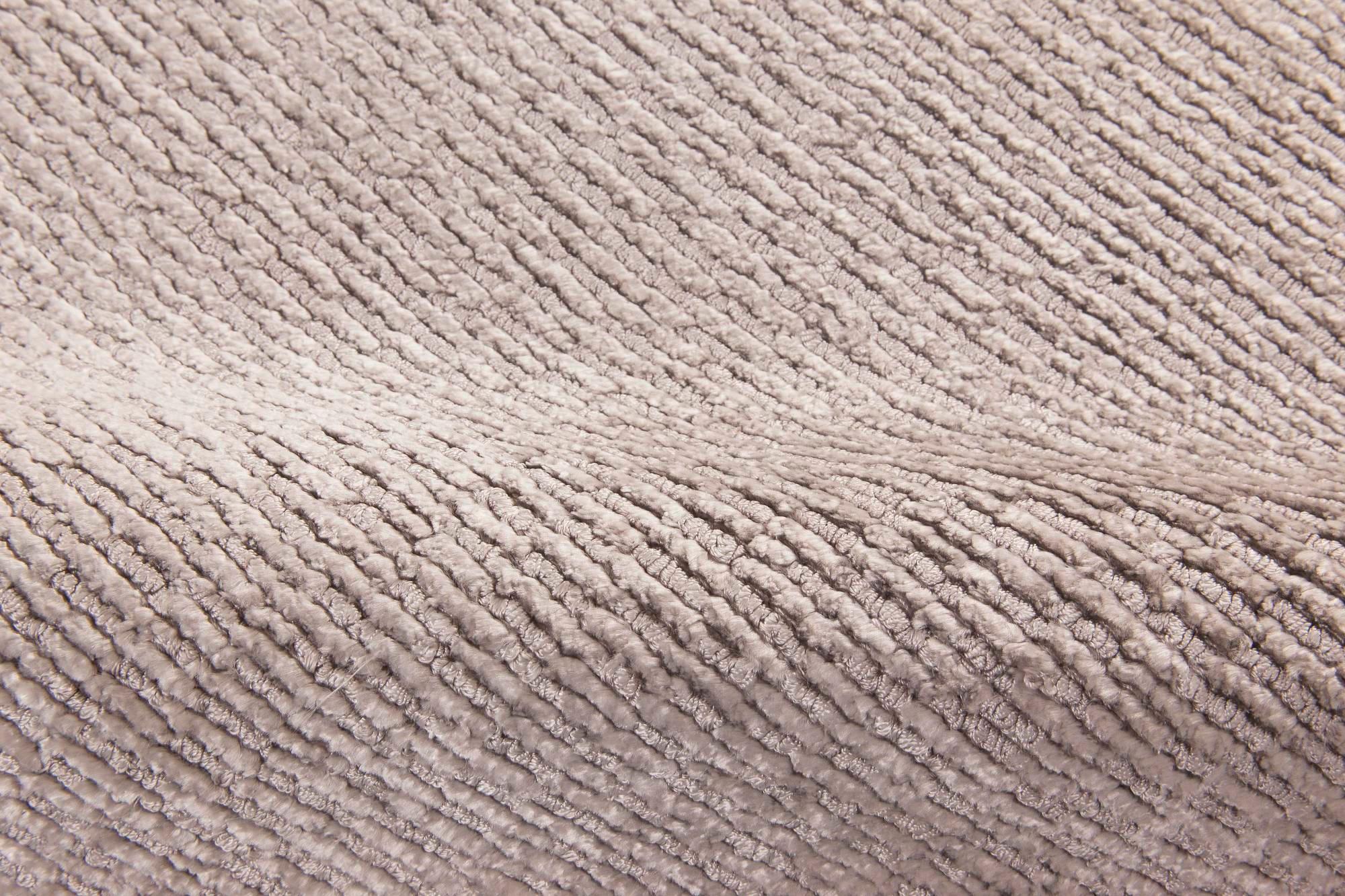 Contemporary silver silk rug
Size: 14'5