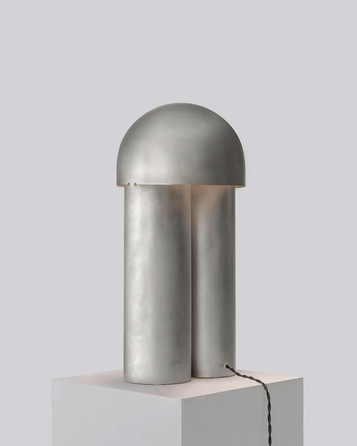 Lampe de table contemporaine sculptée en laiton argenté, Monolith Large by Paul Matter

La lampe Monolith est un exercice de réduction. Sculptées à partir d'un seul corps à l'aide de simples partitions et de plis, la géométrie des lampes, la texture