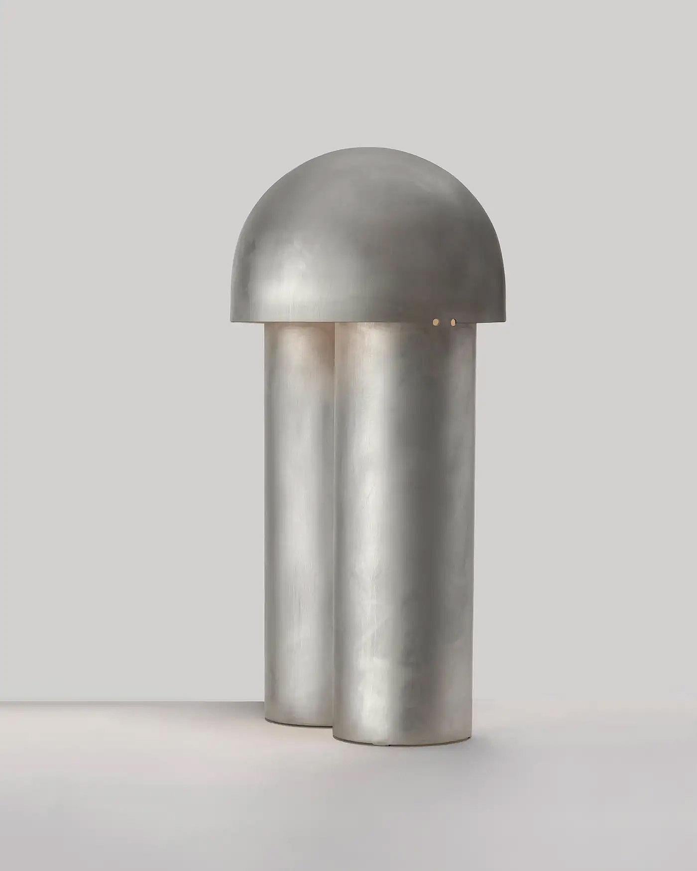 Postmoderne Lampe de table contemporaine sculptée en laiton argenté, Monolith Large by Paul Matter en vente