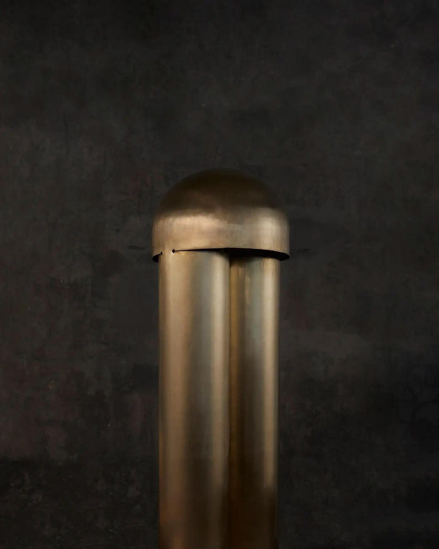 Laiton Lampe de table contemporaine sculptée en laiton argenté, Monolith Large by Paul Matter en vente