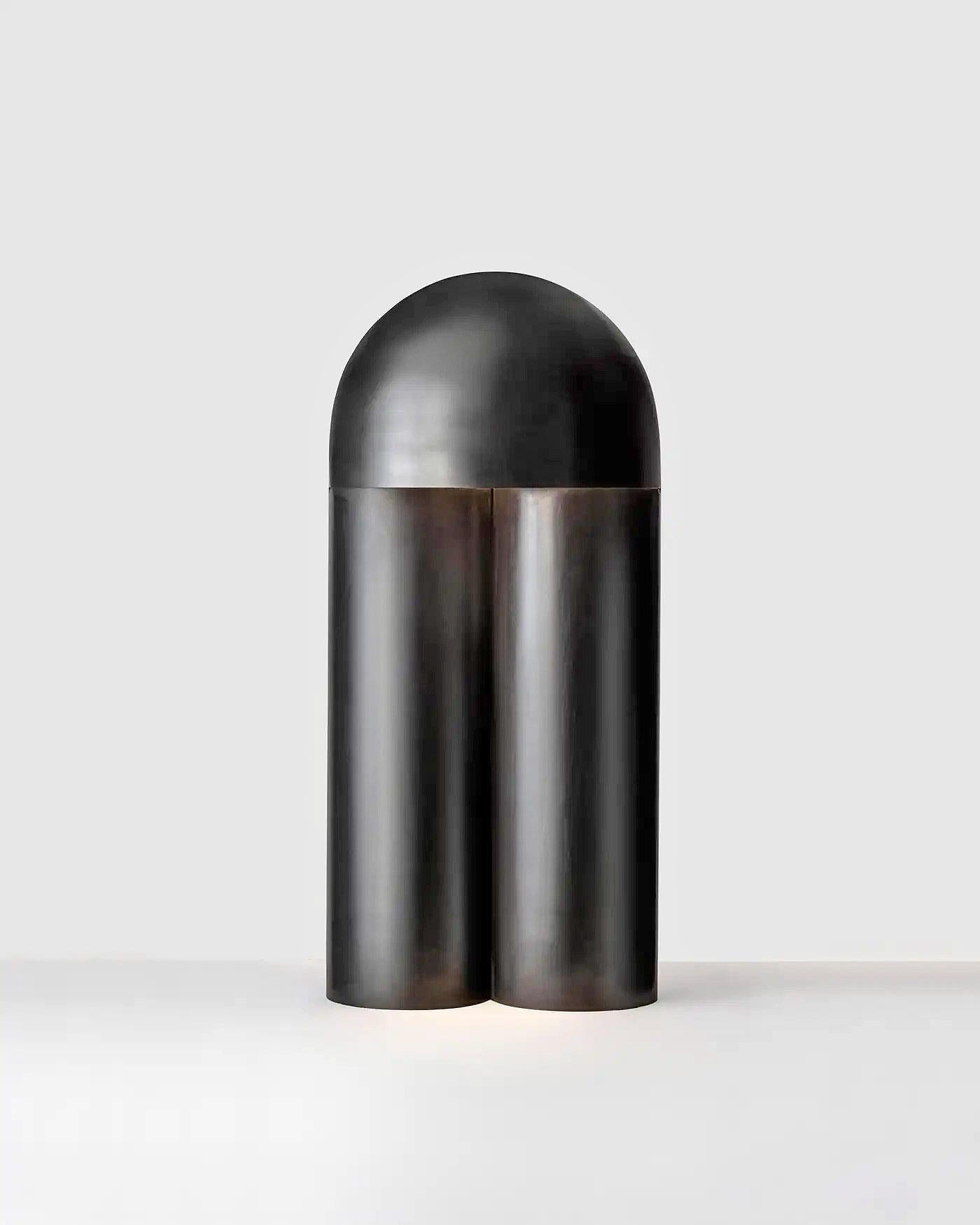 Lampe de table contemporaine sculptée en laiton argenté, Monolith Large by Paul Matter en vente 2