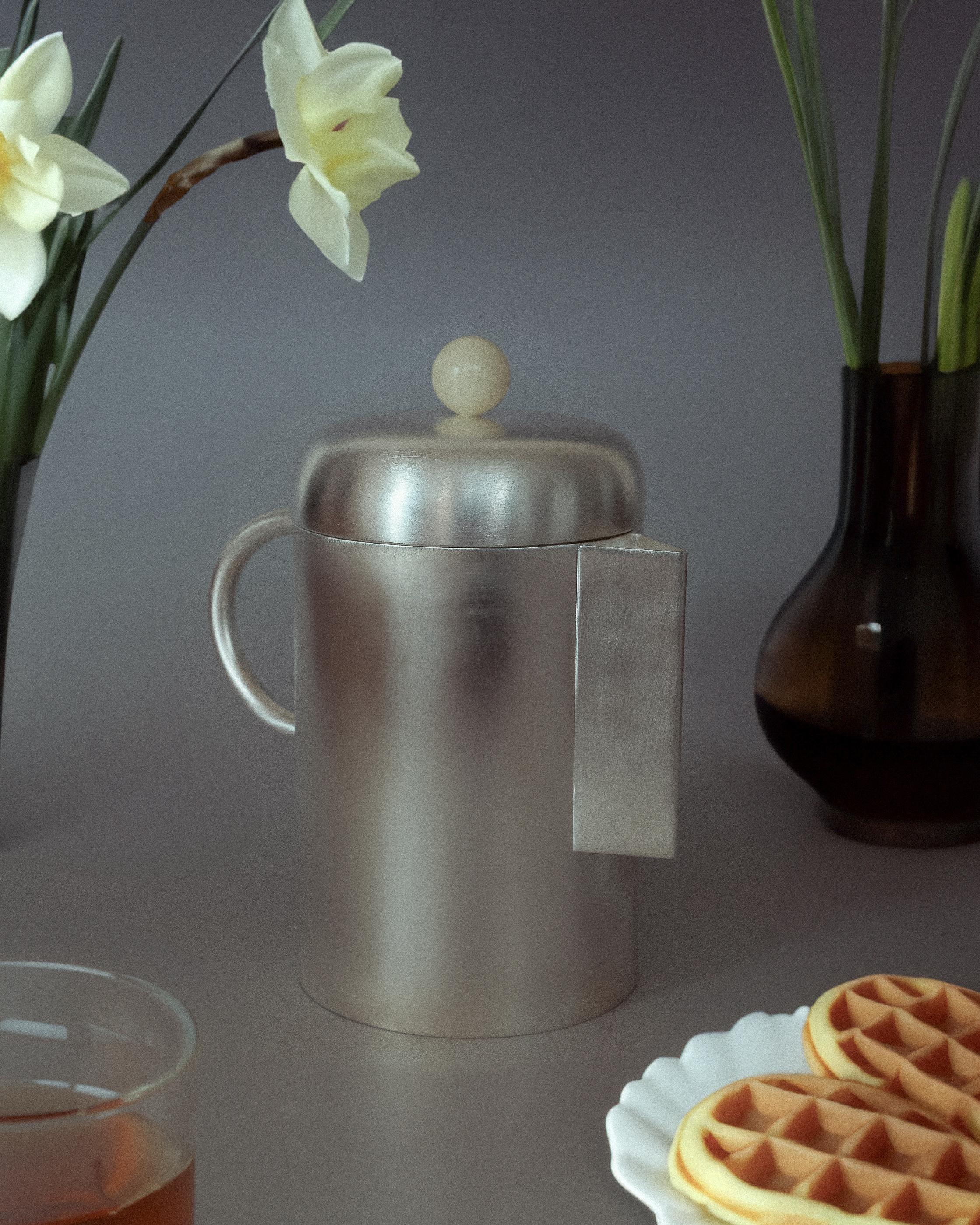 Erleben Sie die Kunst des Einschenkens mit Anmut und Eleganz in unserem Simple Coffee Container, einer Kanne aus vergoldetem Messing, die in Italien fachmännisch mit Blechdrehtechniken hergestellt wird. Der Deckel ist mit einem Steingriff versehen,