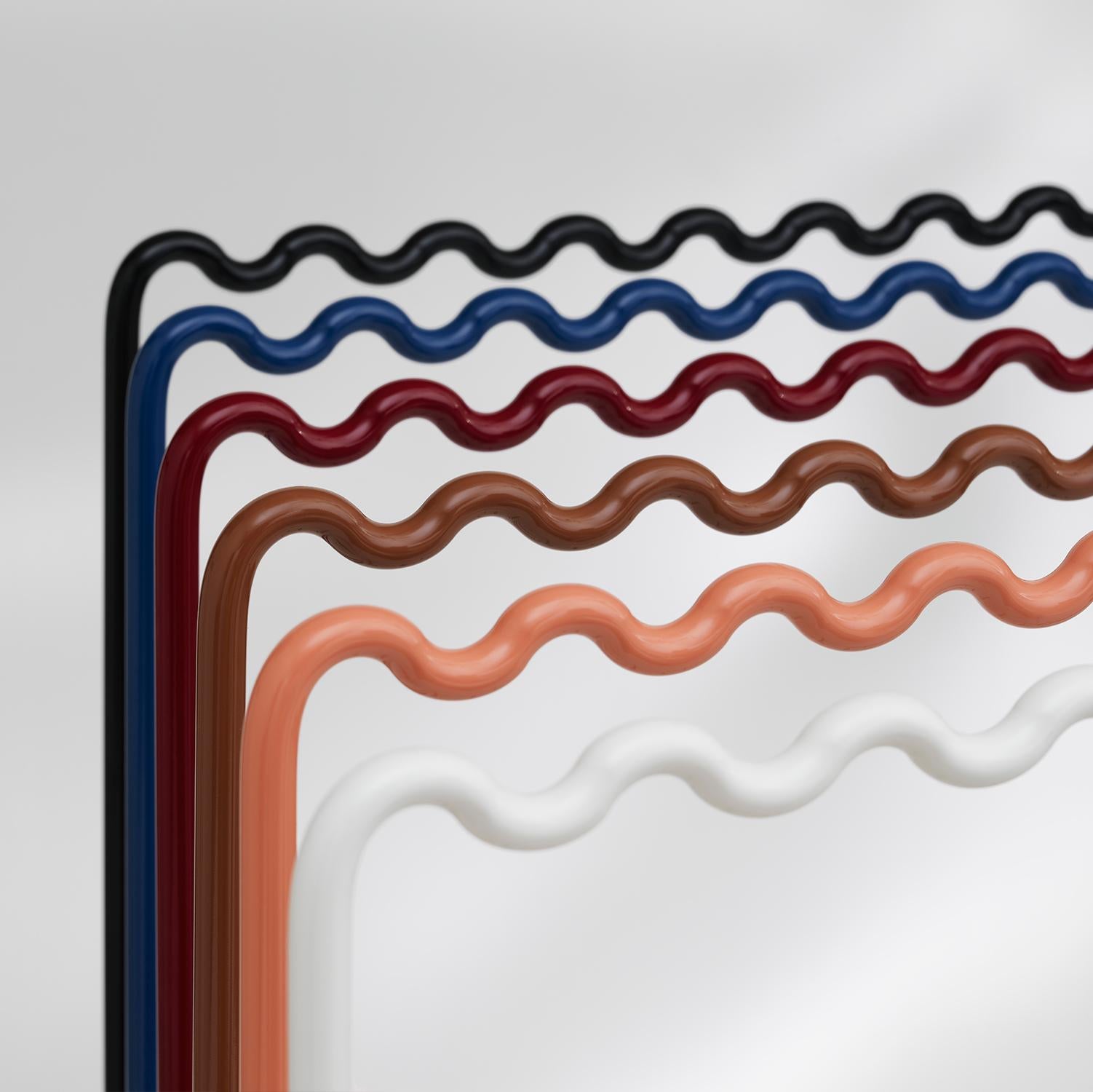 Zeitgenössischer Sine Wave Garderobenständer Medium in Blau von Erik Olovsson im Angebot 2