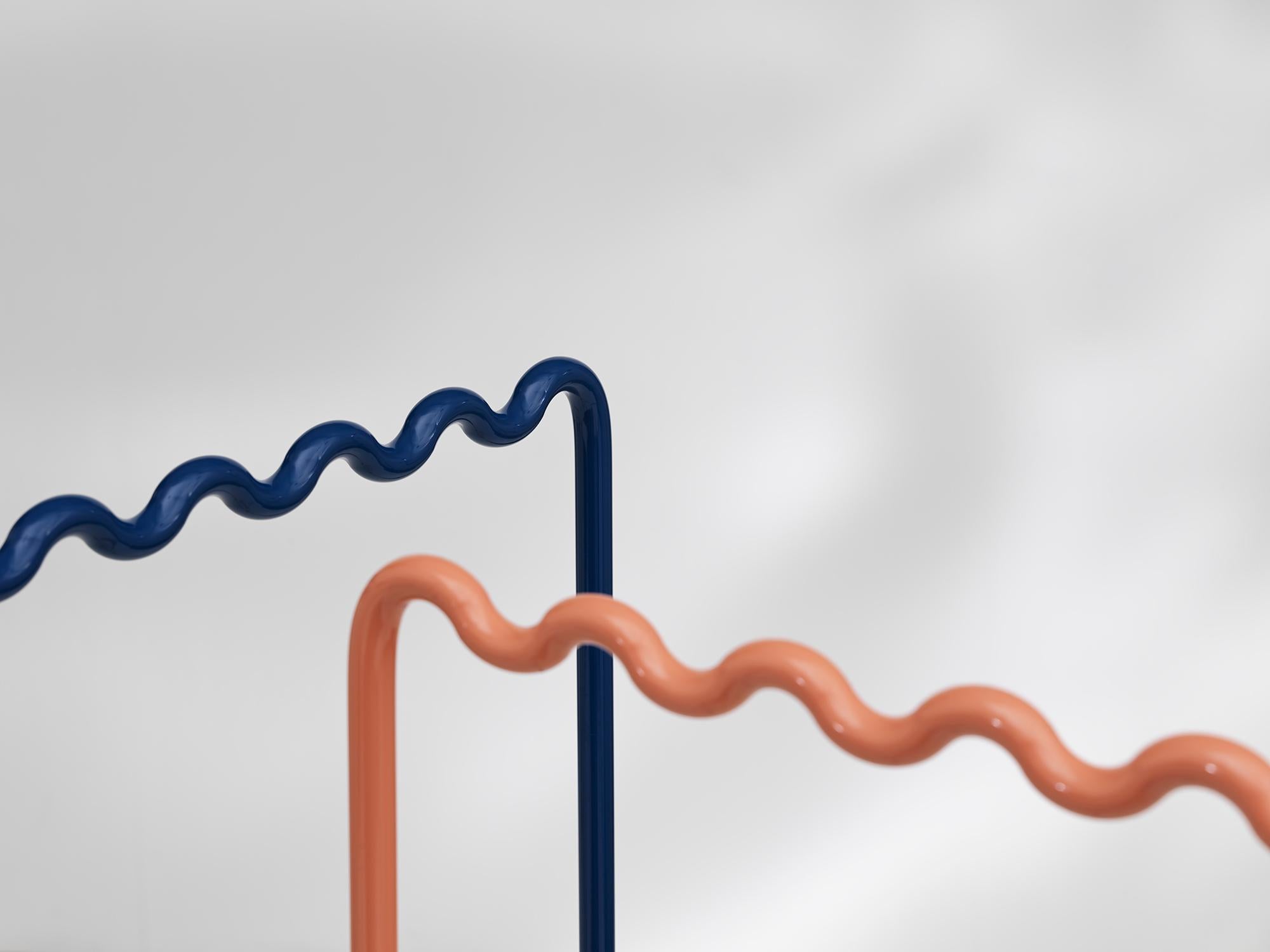 Alluminio Appendiabiti contemporaneo Sine Wave Medium in blu di Erik Olovsson in vendita