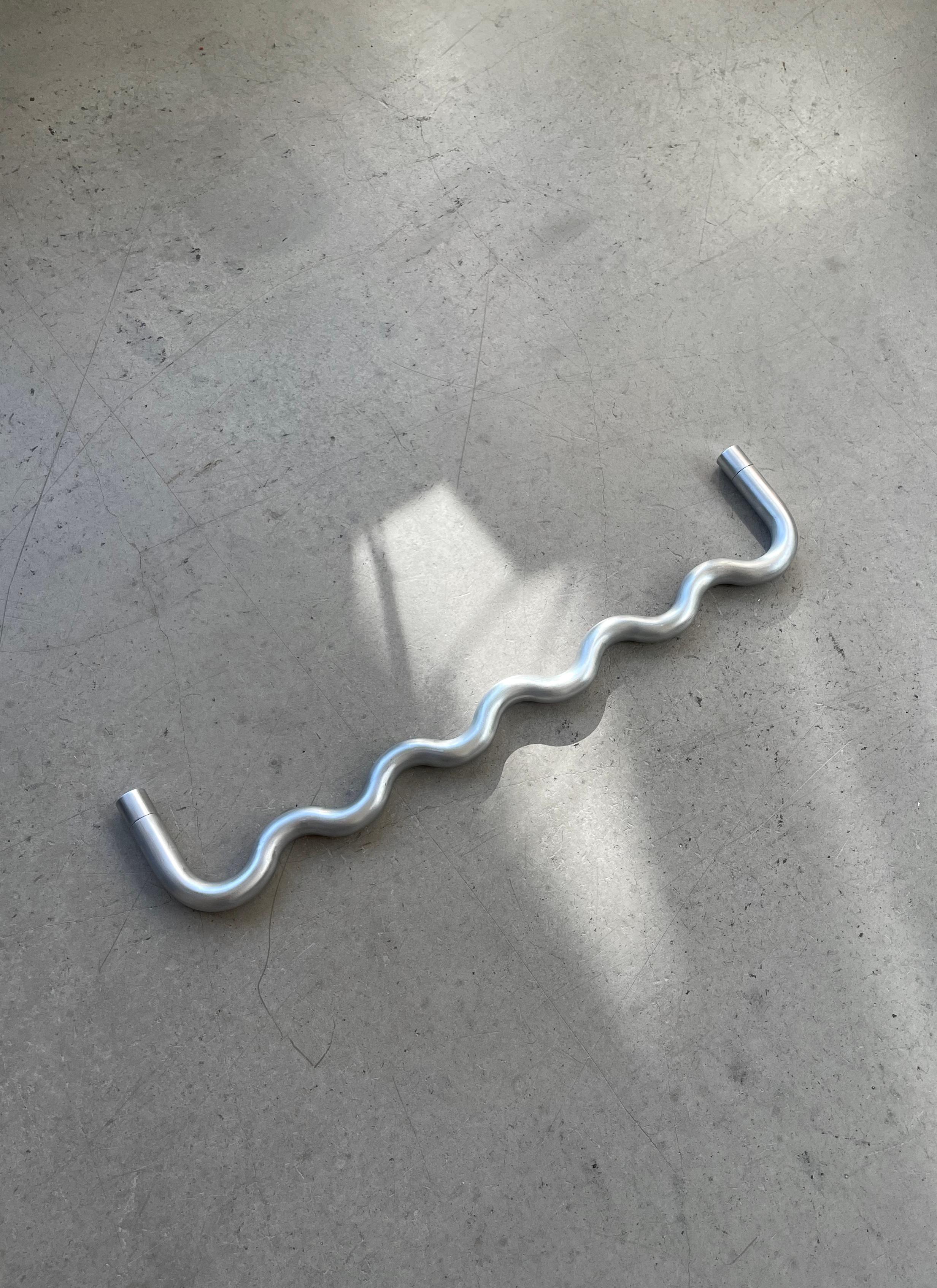 Appendiabiti contemporaneo ad onda sinusoidale medio in alluminio grezzo in vendita 5