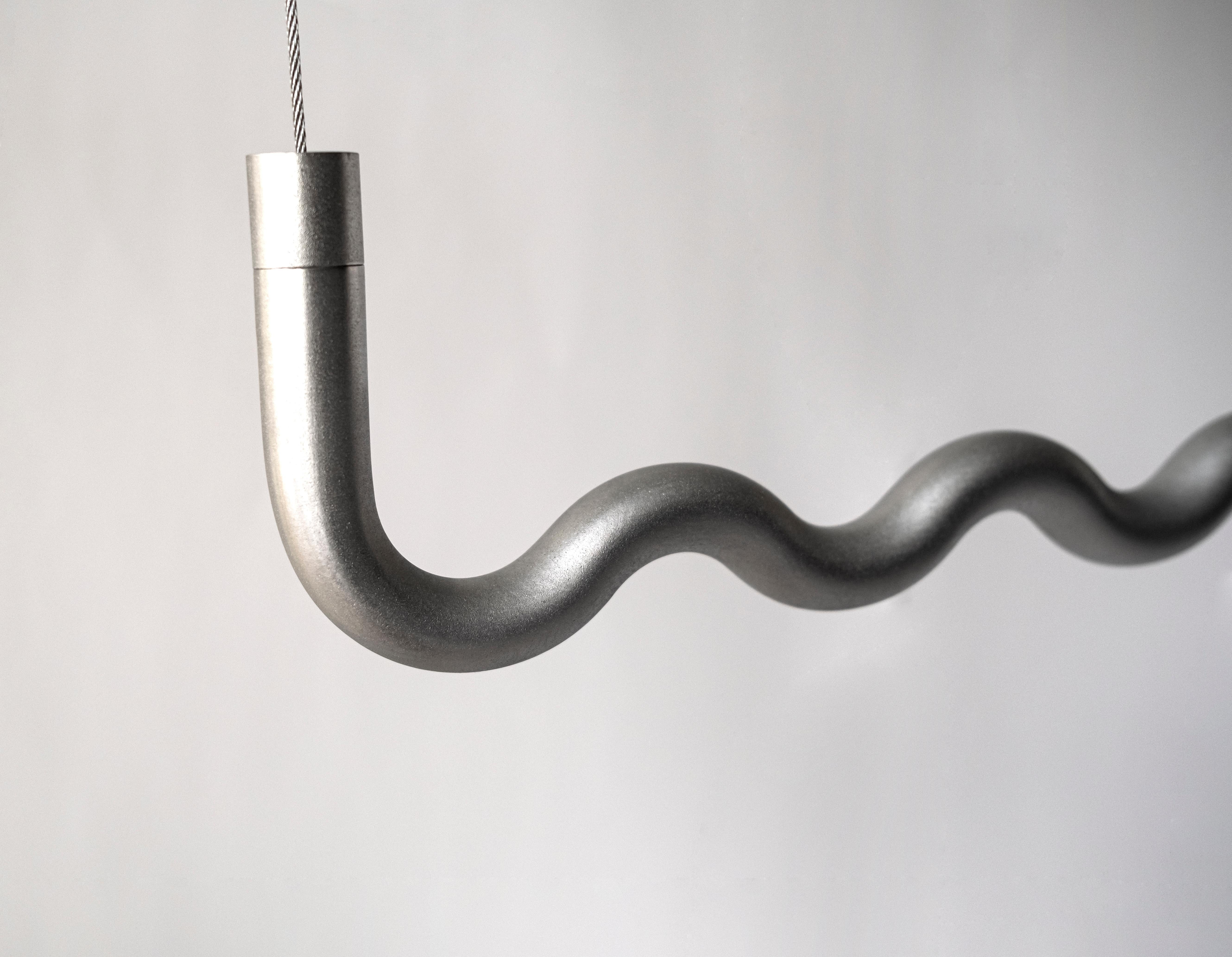 Appendiabiti contemporaneo ad onda sinusoidale medio in alluminio grezzo In condizioni Nuovo in vendita a Stockholm, SE