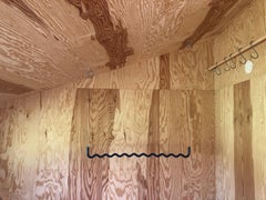 Appendiabiti contemporaneo Sine Wave Large in nero di Erik Olovsson