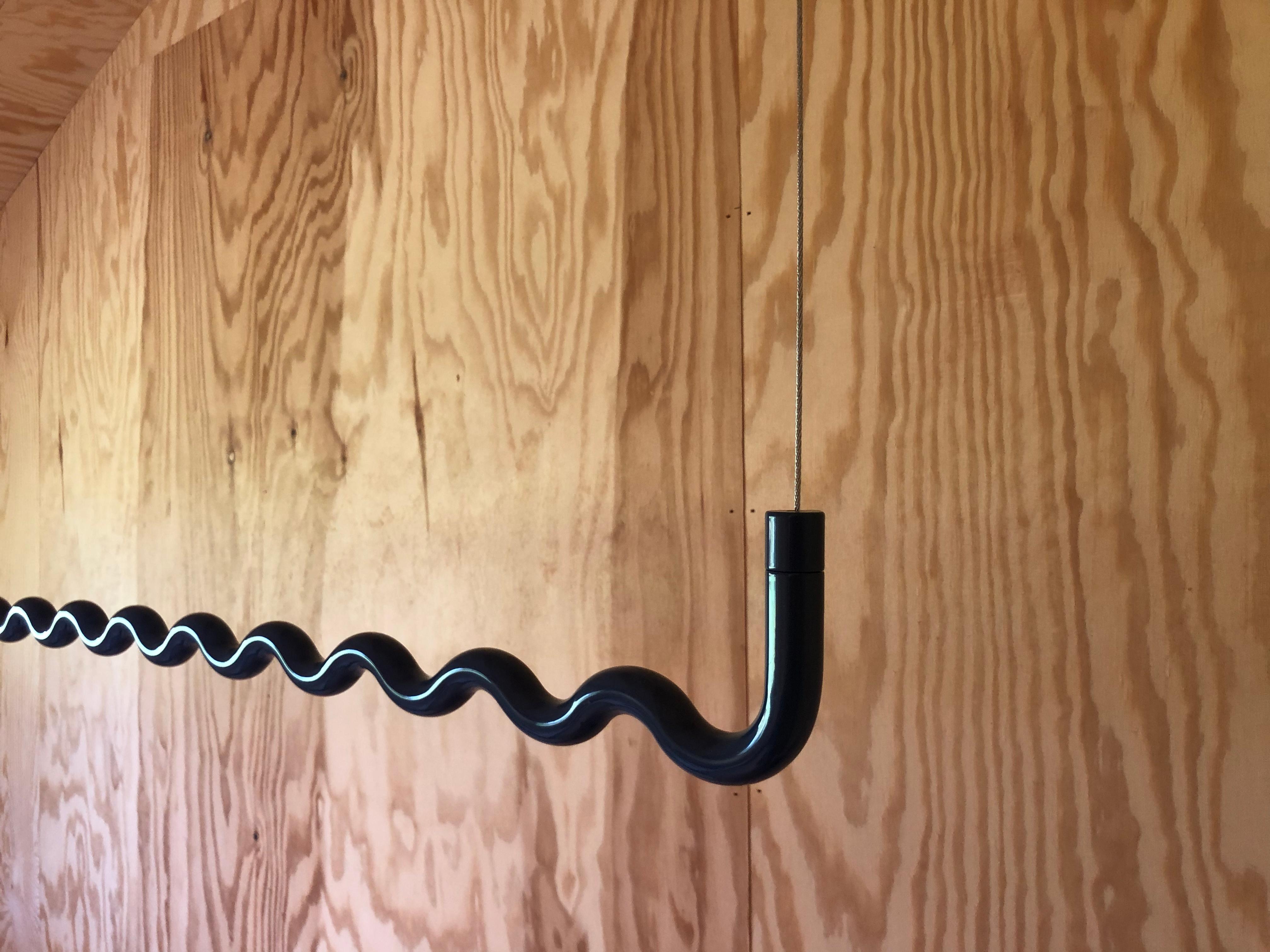 Postmoderno Appendiabiti contemporaneo Sine Wave Large in nero di Erik Olovsson in vendita