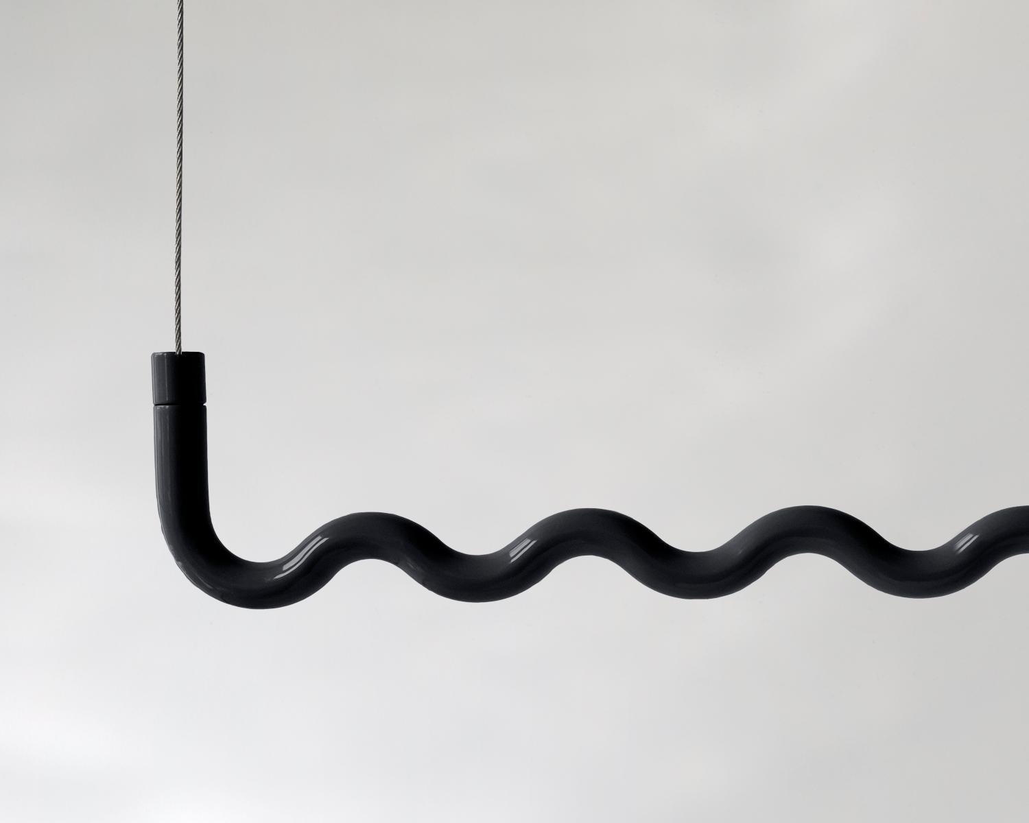 Verniciatura a polvere Appendiabiti contemporaneo Sine Wave Large in nero di Erik Olovsson in vendita