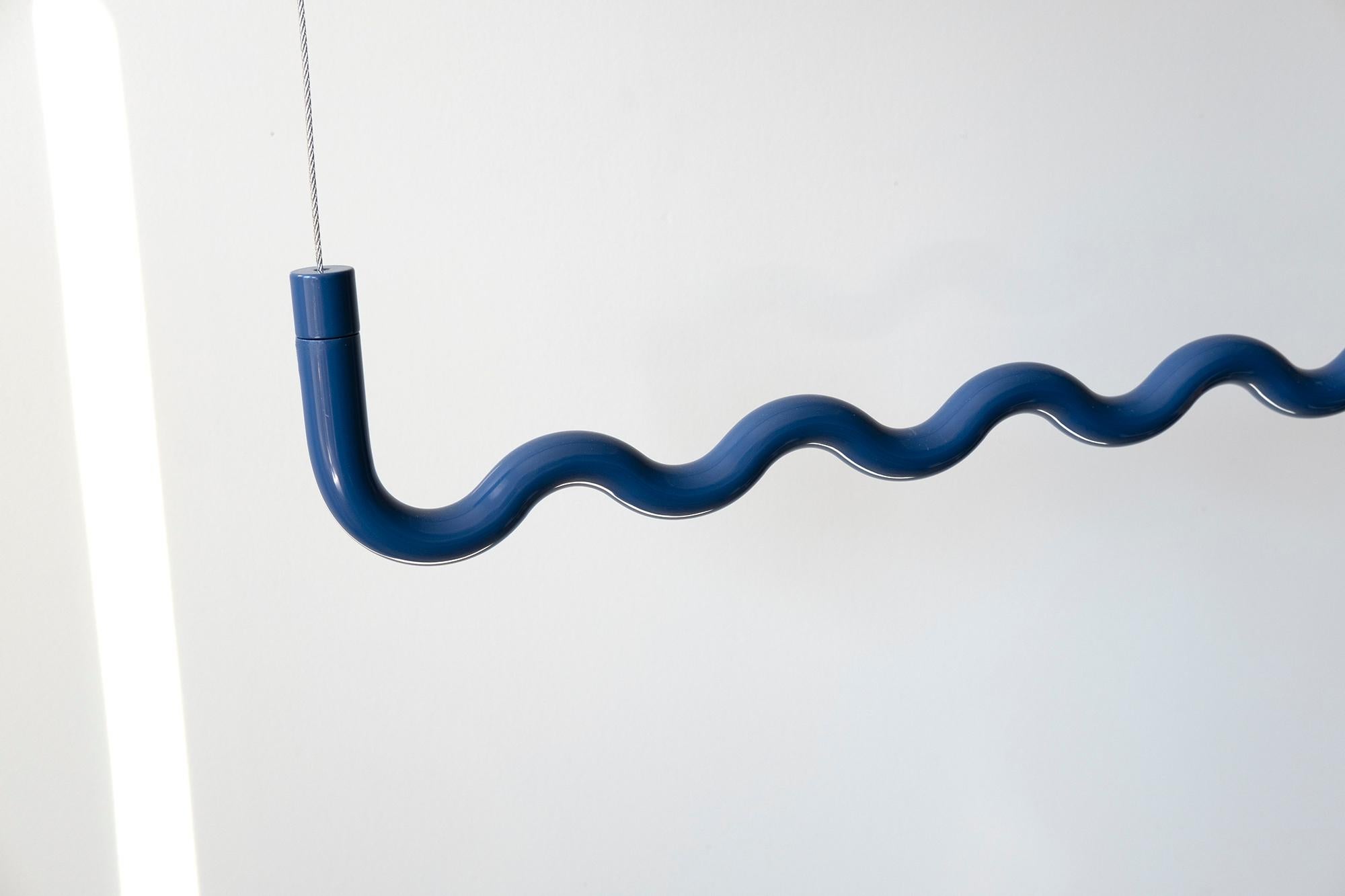 La collezione Sine è un sistema di appenderia per abiti ispirato al ritmo regolare dell'onda sinusoidale. Studio A Space sta lanciando questo sistema che crea punti di appendimento uniformemente distanziati per dare ai vestiti una presentazione più