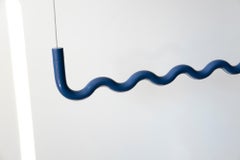 Perchero colgante contemporáneo onda sinusoidal mediana en azul by Erik Olovsson