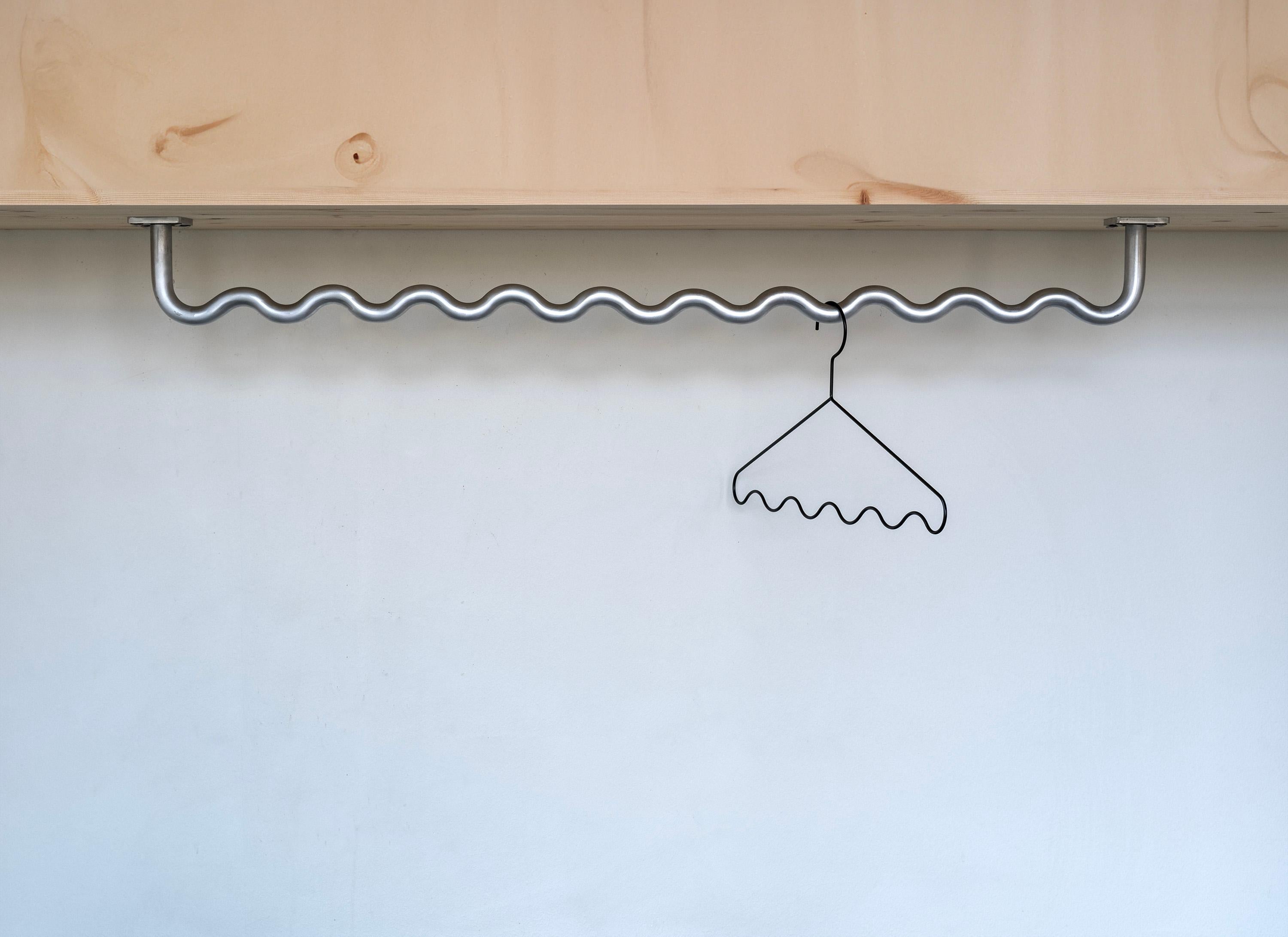 Appendiabiti da sottopiano in alluminio grezzo o nei caratteristici colori a polvere: una soluzione minimalista e salvaspazio dal design scultoreo e ondulato.

Questo elegante portabiti su misura è stato progettato per essere montato direttamente