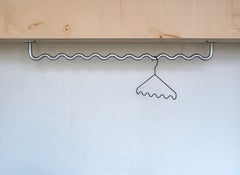 Appendiabiti a mensola Sine Wave Contemporary in alluminio di Erik Olovsson