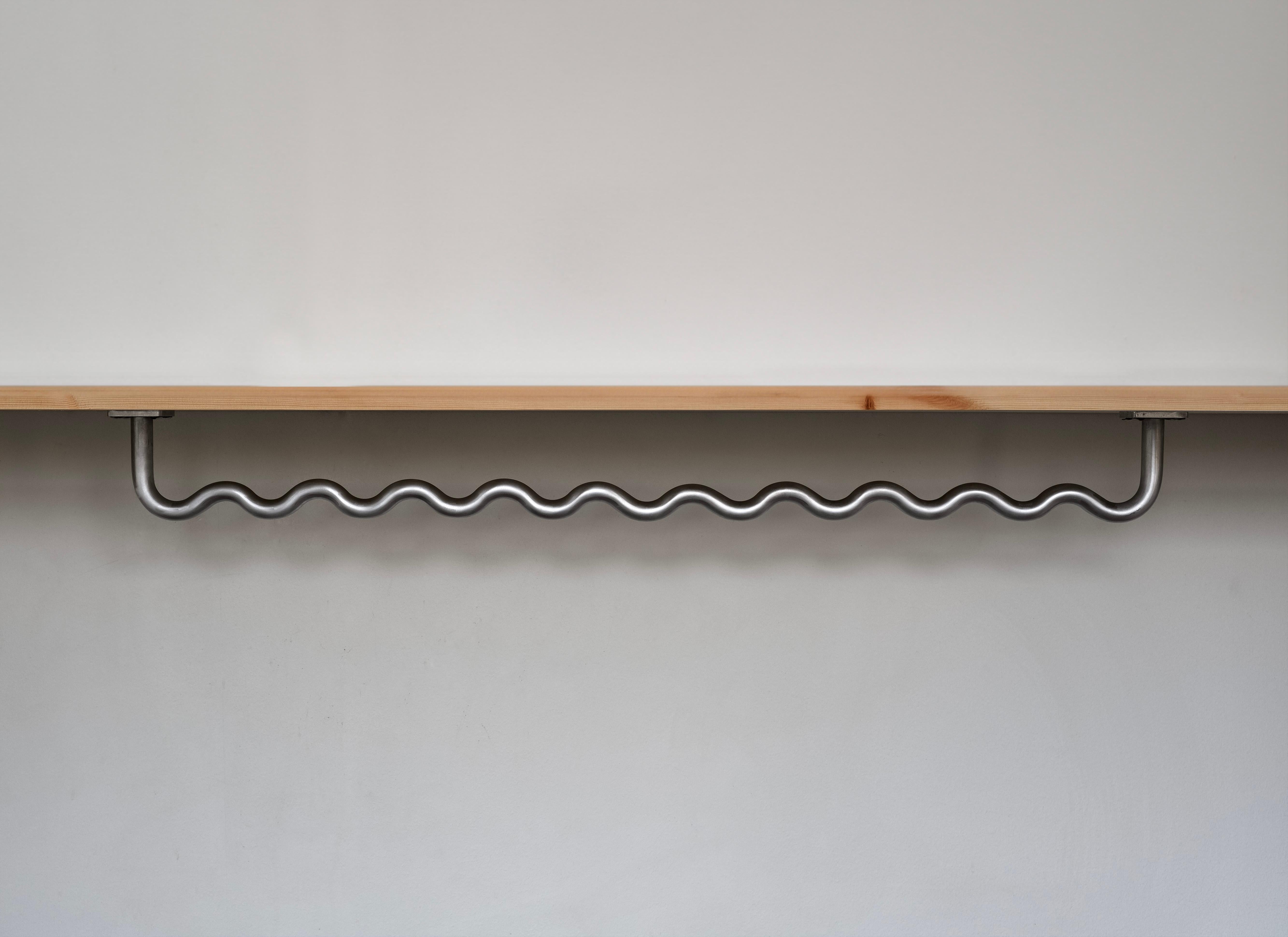 Postmoderno Appendiabiti a mensola Sine Wave Contemporary in alluminio di Erik Olovsson in vendita