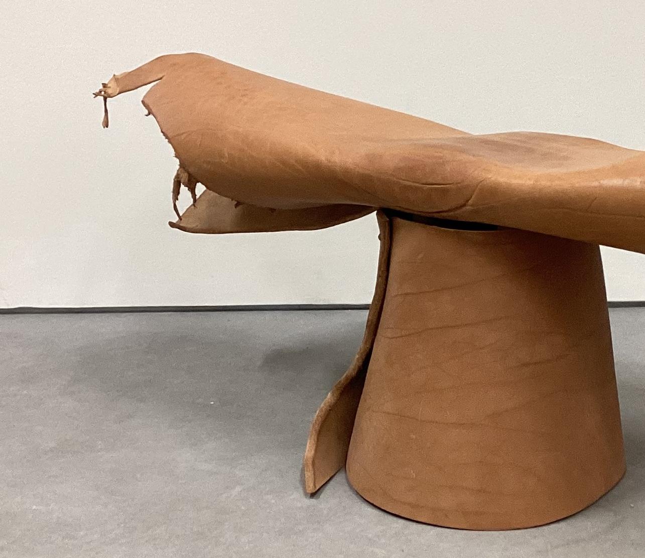 Banc monoplace contemporain en cuir de buffle d'eau de Sicile en vente 2