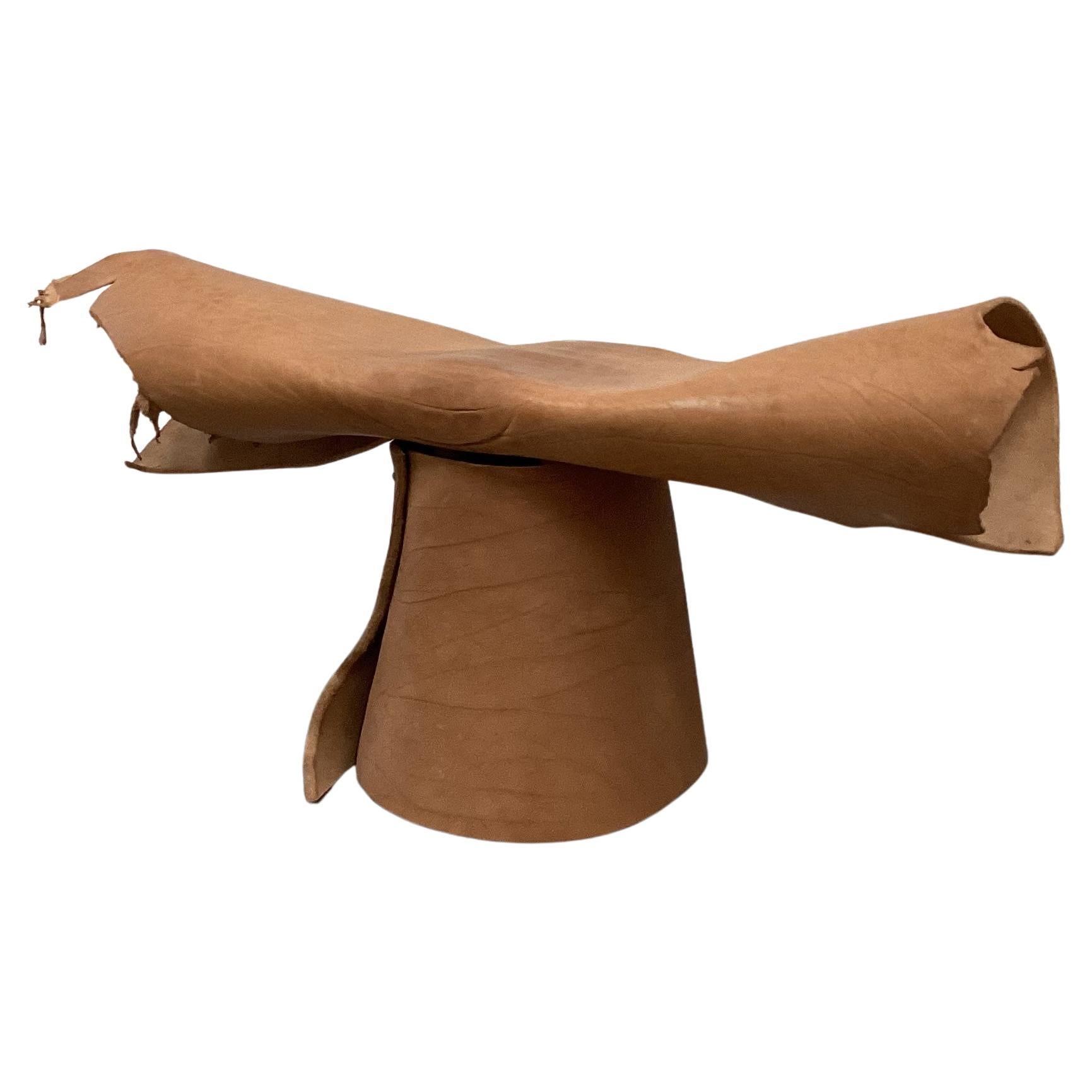 Banc monoplace contemporain en cuir de buffle d
eau de Sicile