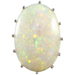 Anello contemporaneo con opale singolo ovale colorato in oro bianco 18 carati