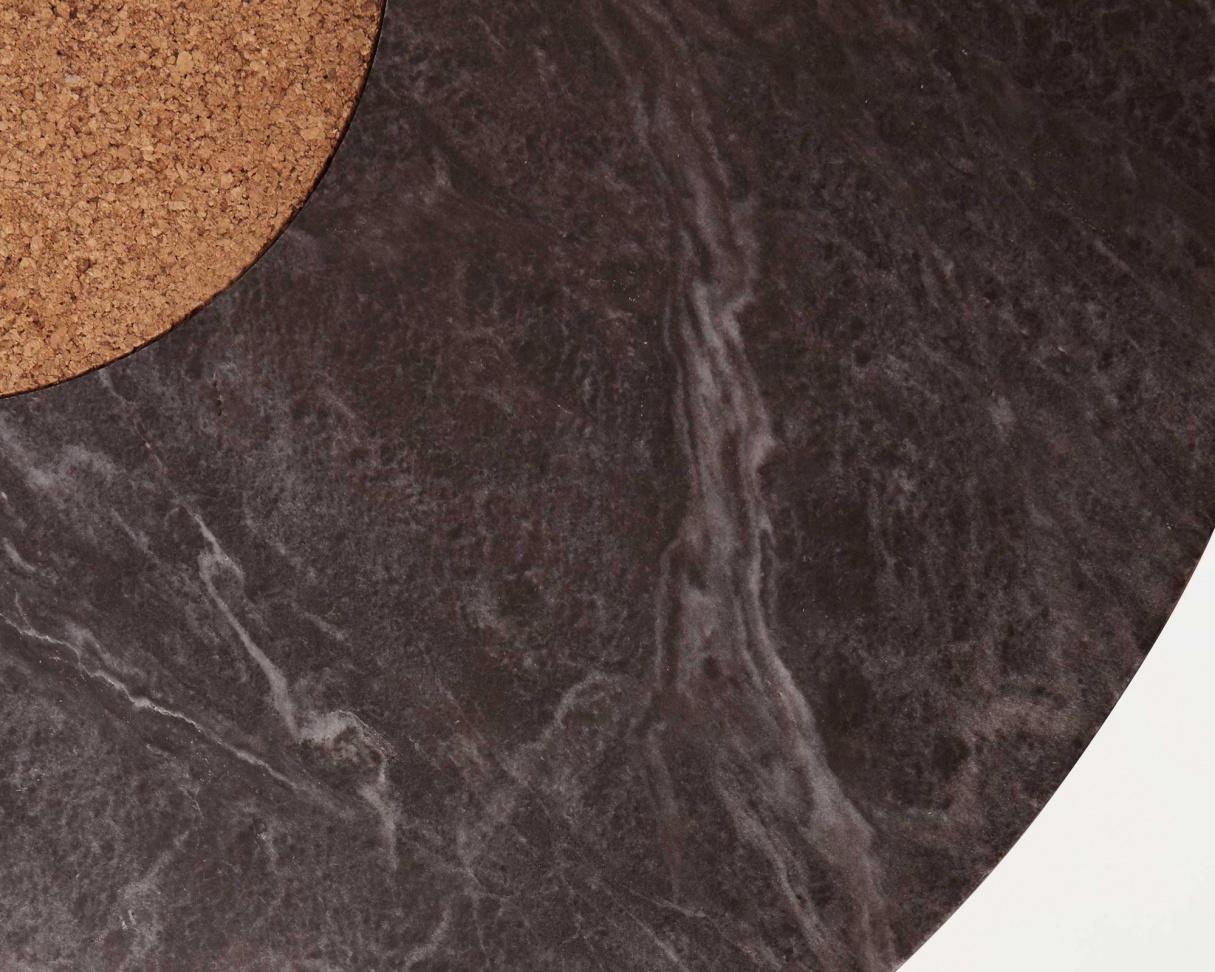 Scandinave moderne Petite table Sintra contemporaine FRAMA en marbre noir et lige naturel en vente