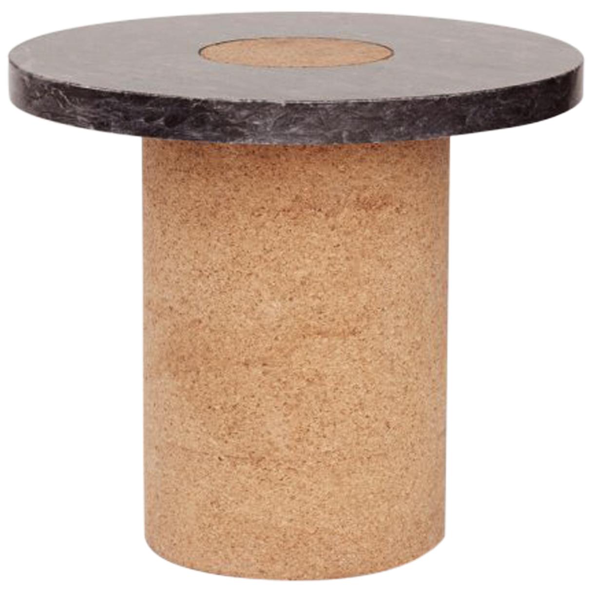 FRAMA Zeitgenssischer Sintra-Tisch Klein mit schwarzem Marmor und natrlichem Kork im Angebot