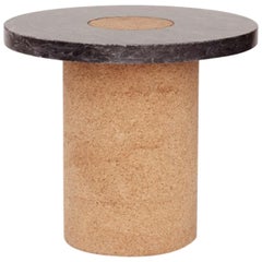 FRAMA Zeitgenssischer Sintra-Tisch Klein mit schwarzem Marmor und natrlichem Kork