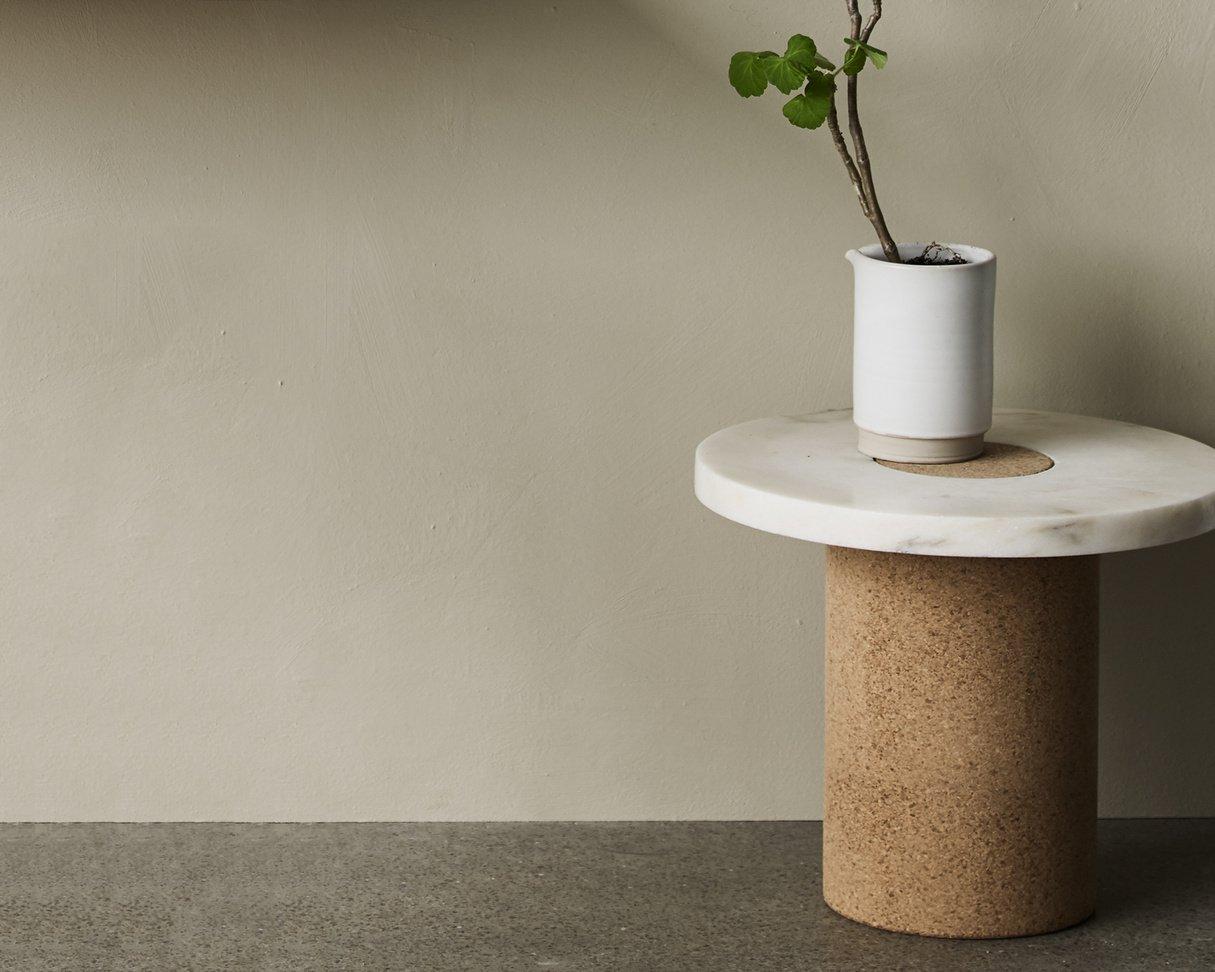Scandinave moderne Petite table Sintra contemporaine FRAMA en marbre blanc et lige naturel en vente