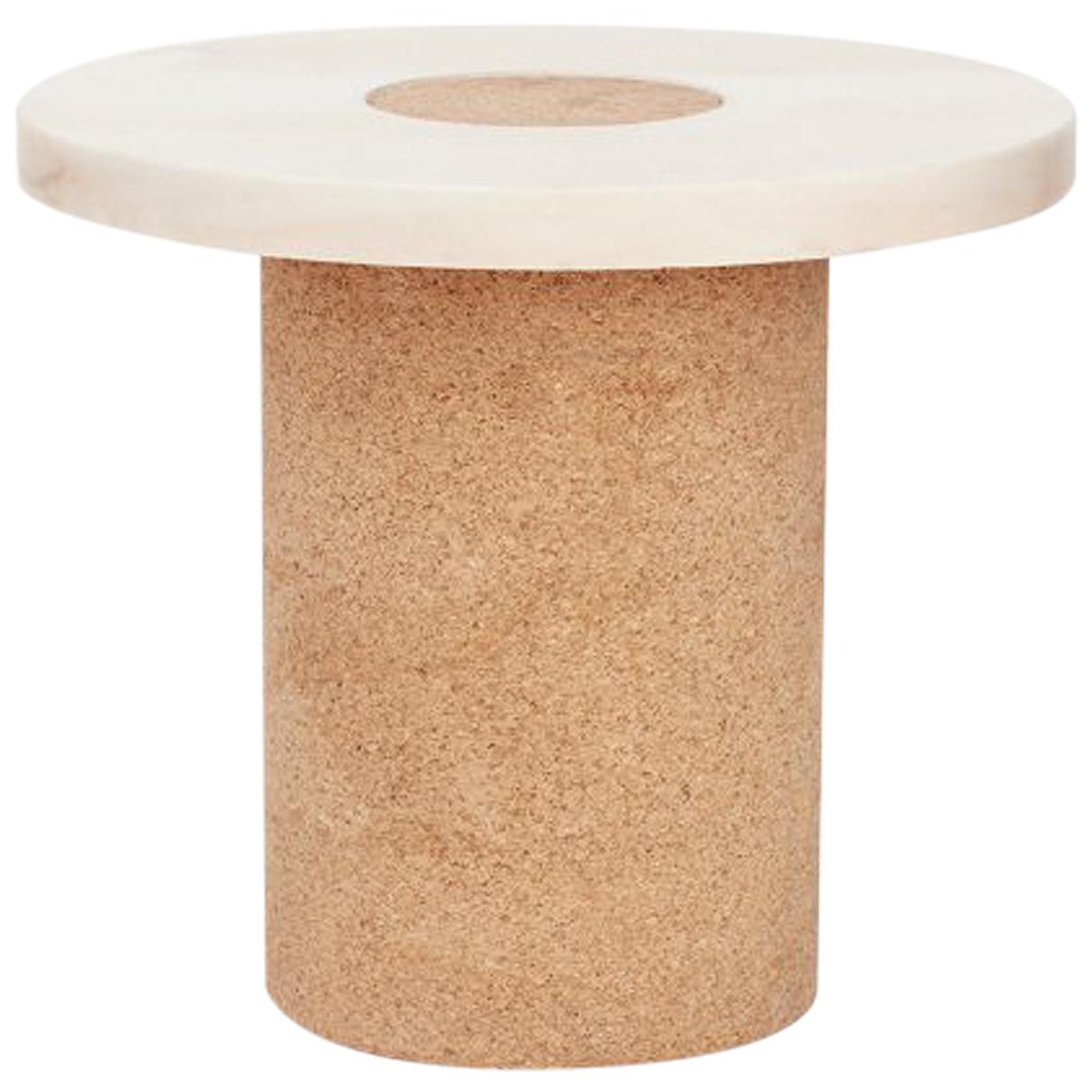 FRAMA Zeitgenssischer Sintra-Tisch Klein mit weiem Marmor und natrlichem Kork