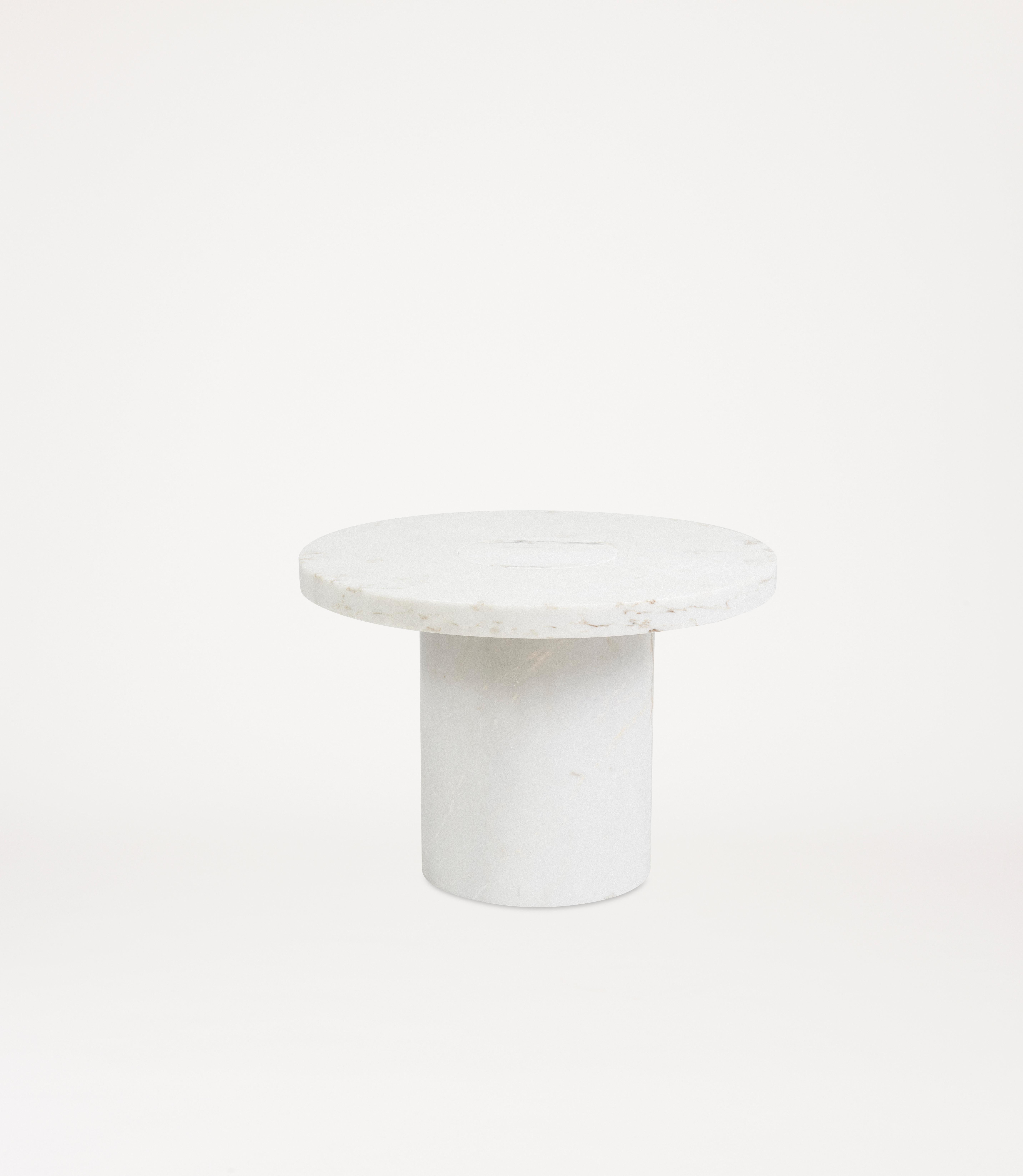 Portugais Table de chevet Sintra contemporaine FRAMA en marbre blanc  en vente