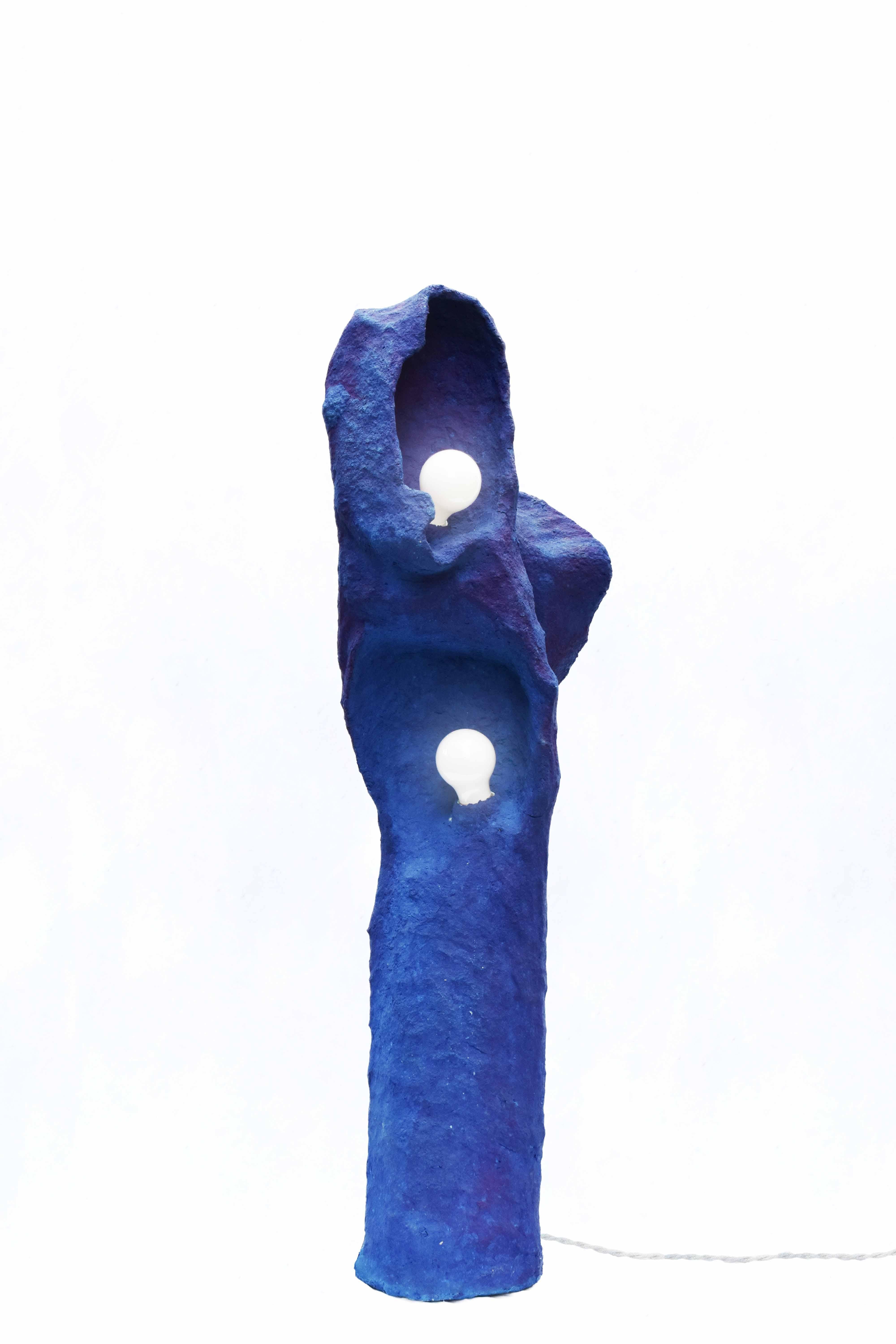 Moderne Lampadaire contemporain Sirena en pulpe de papier sculptée à la main en vente