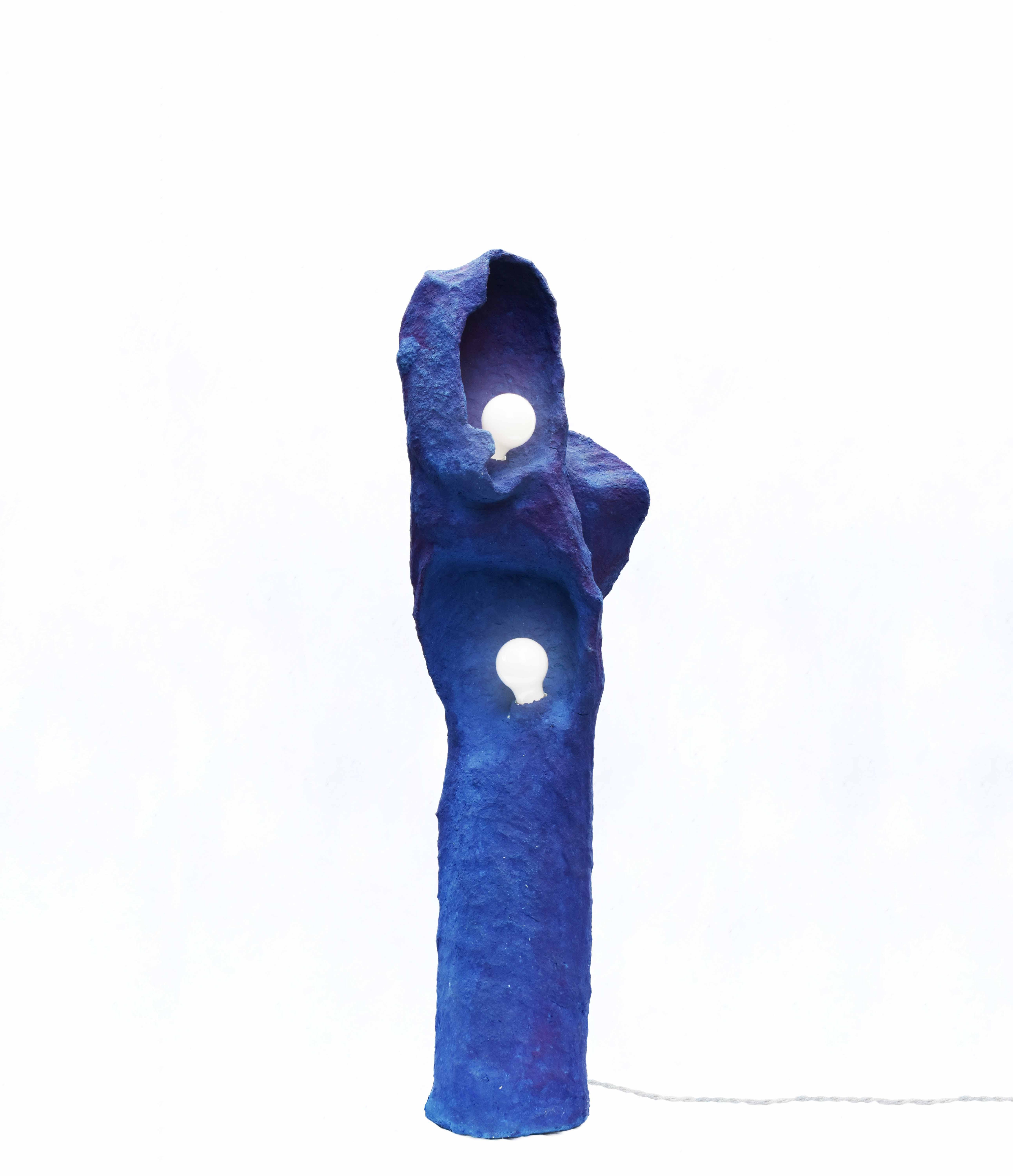 XXIe siècle et contemporain Lampadaire contemporain Sirena en pulpe de papier sculptée à la main en vente