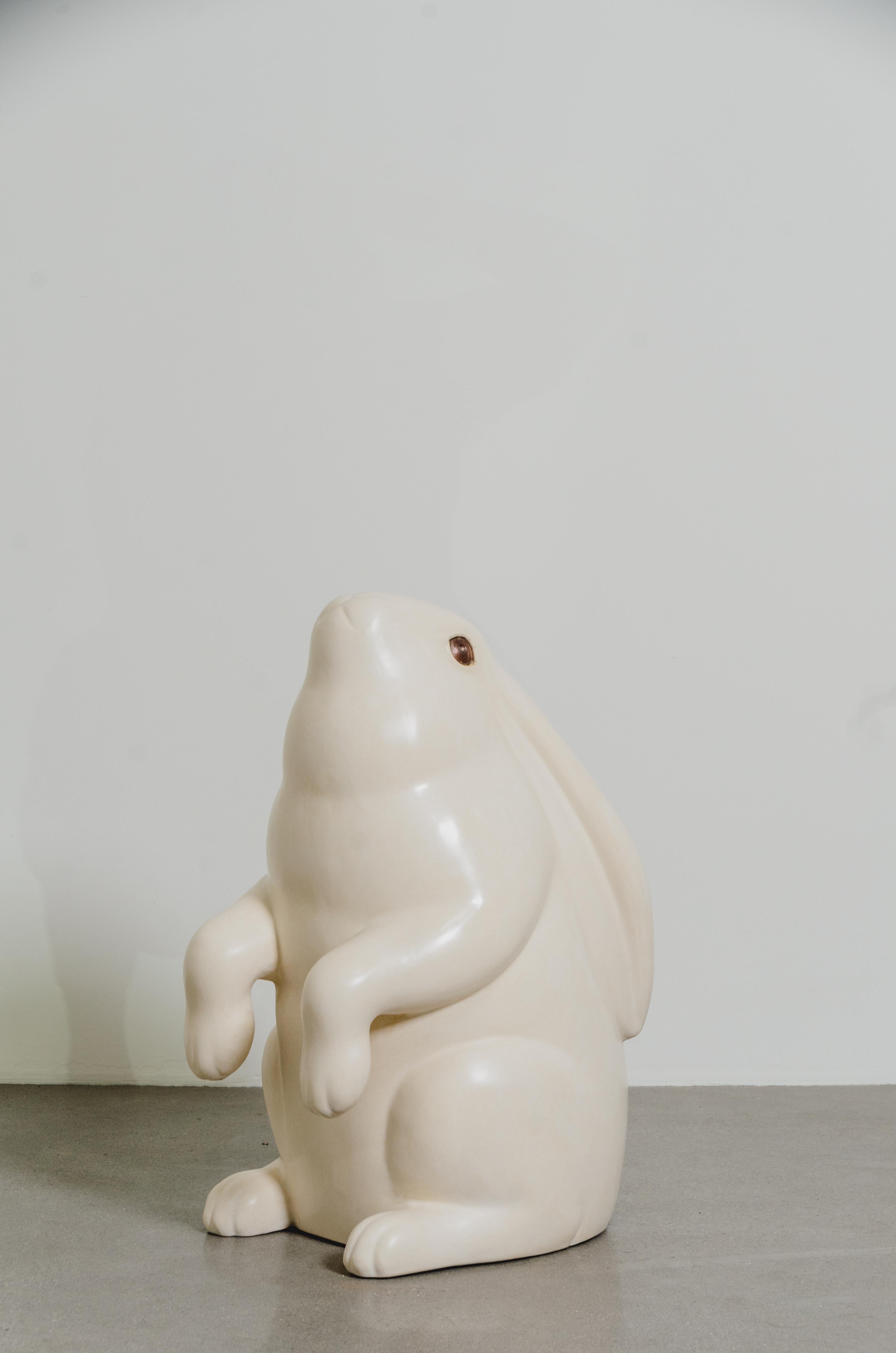 Escultura de conejo sentado
Laca crema
Repoussé a mano
Base de cobre
Edición limitada
Contemporáneo
Cada pieza está hecha a mano individualmente y es única

El repujado es el arte tradicional de grabar a mano relieves decorativos en láminas de