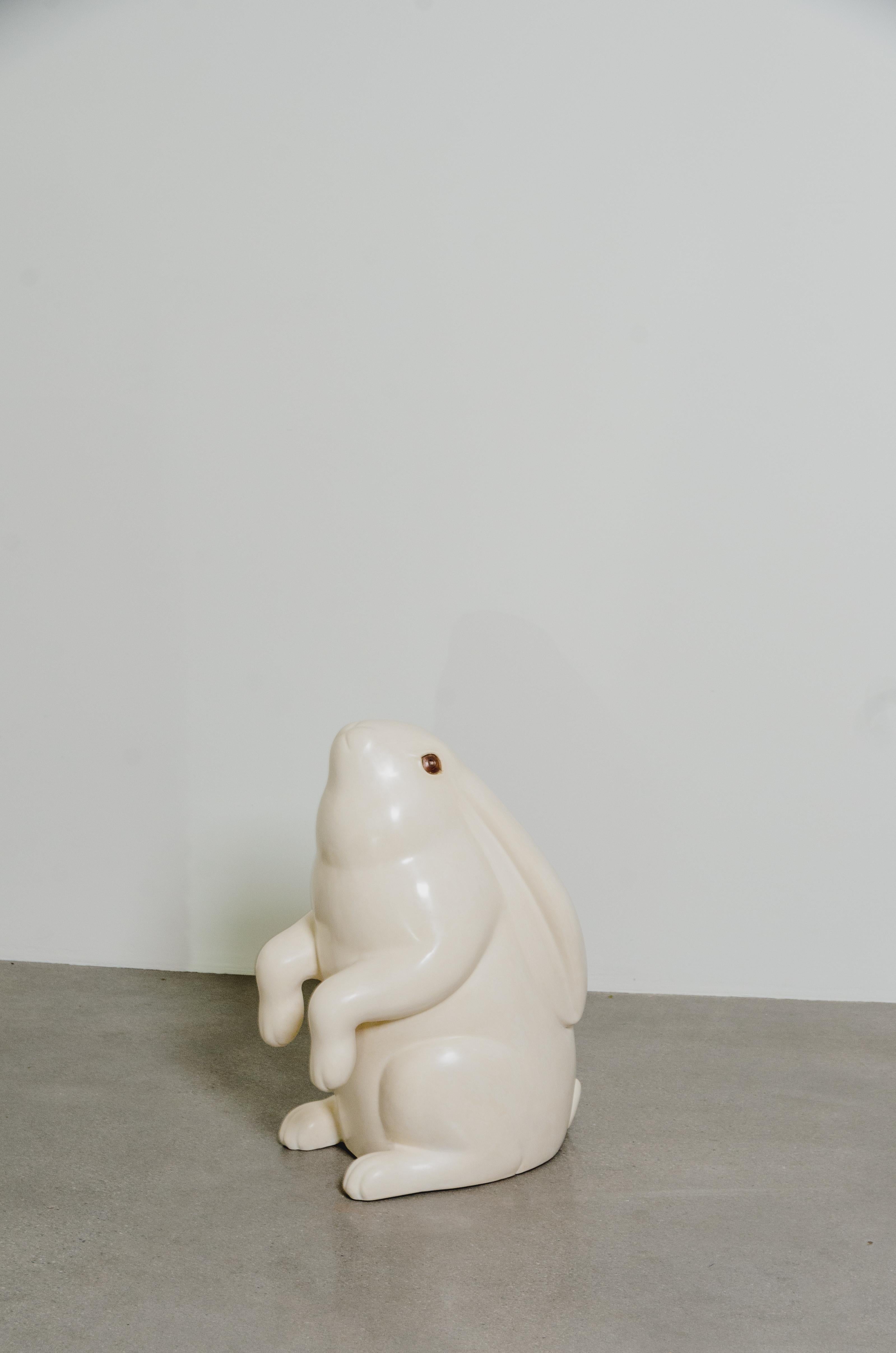 Escultura contemporánea de conejo sentado en laca crema de Robert Kuo Lacado en venta
