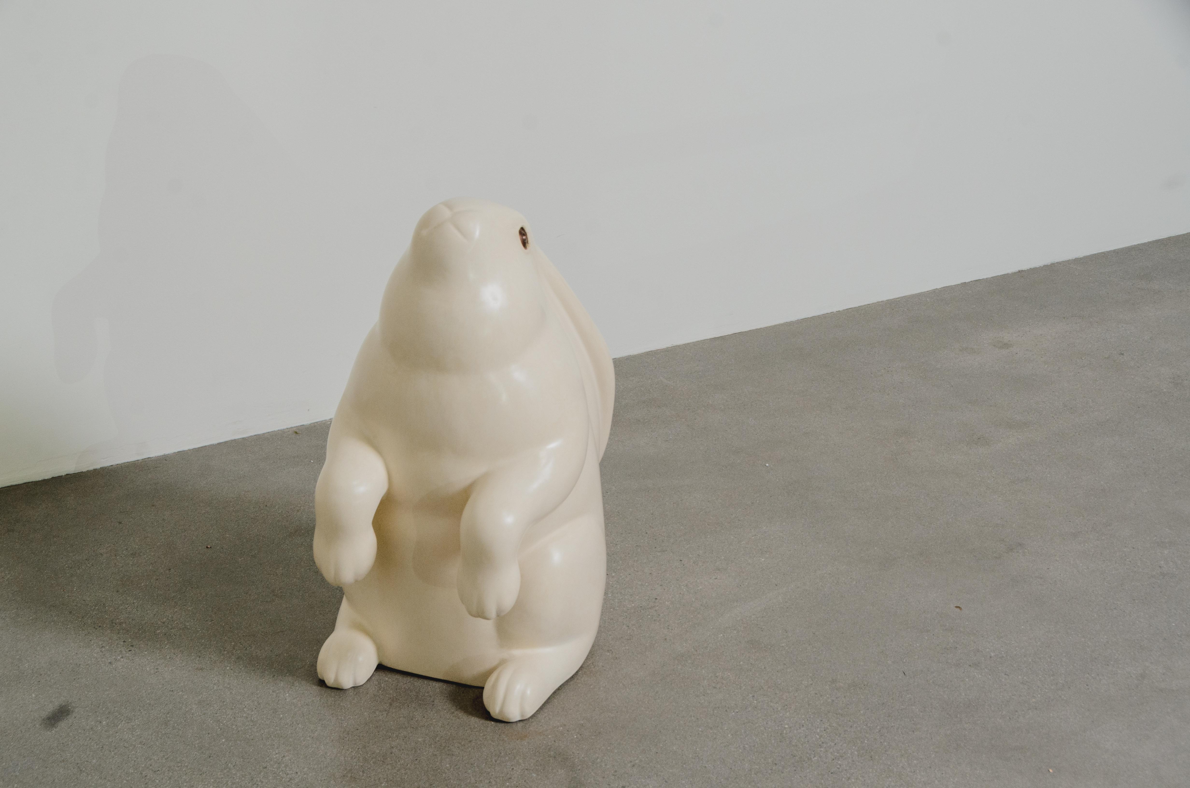 Escultura contemporánea de conejo sentado en laca crema de Robert Kuo en Nuevo estado para la venta en Los Angeles, CA