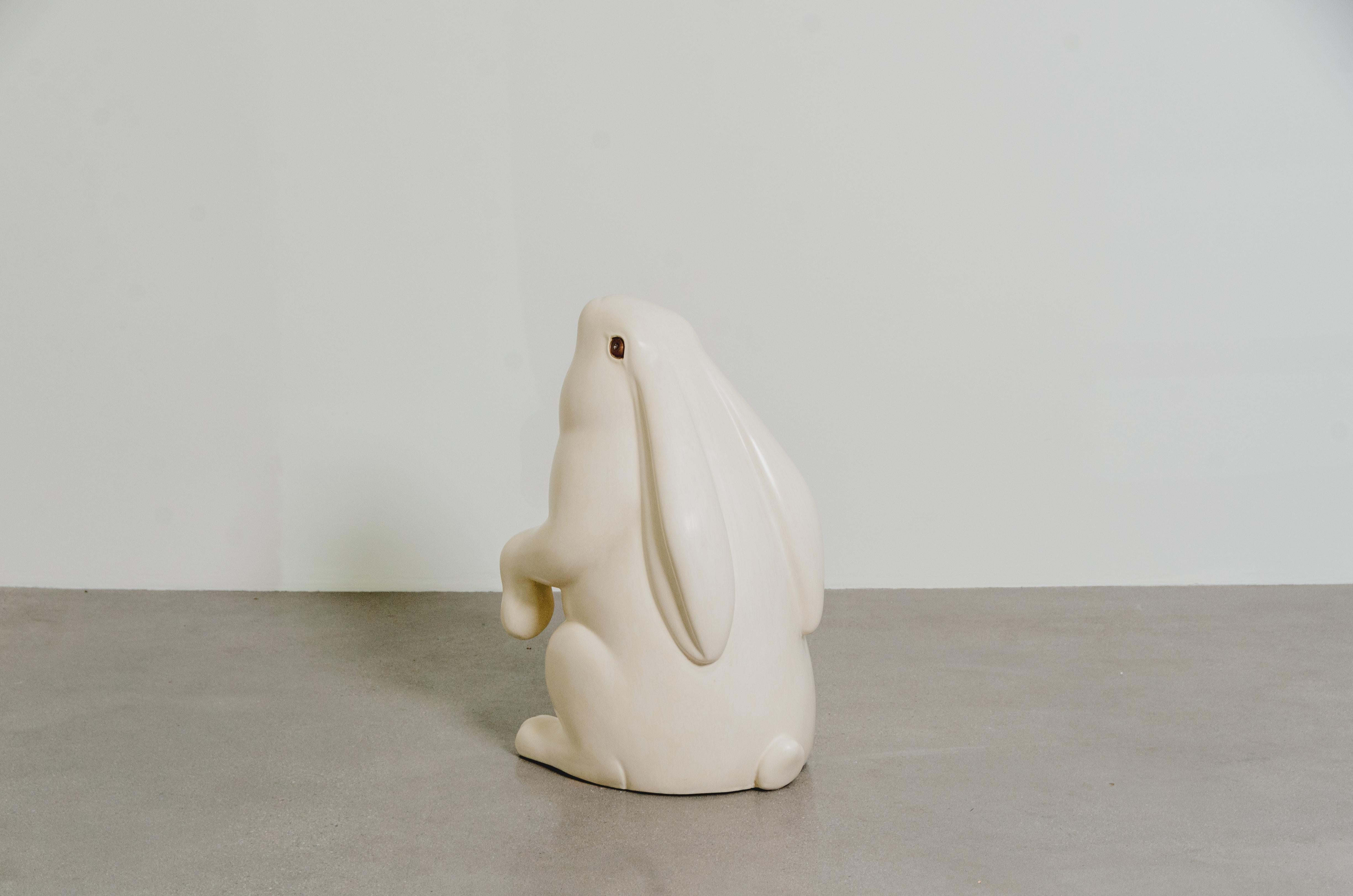 Escultura contemporánea de conejo sentado en laca crema de Robert Kuo Siglo XXI y contemporáneo en venta
