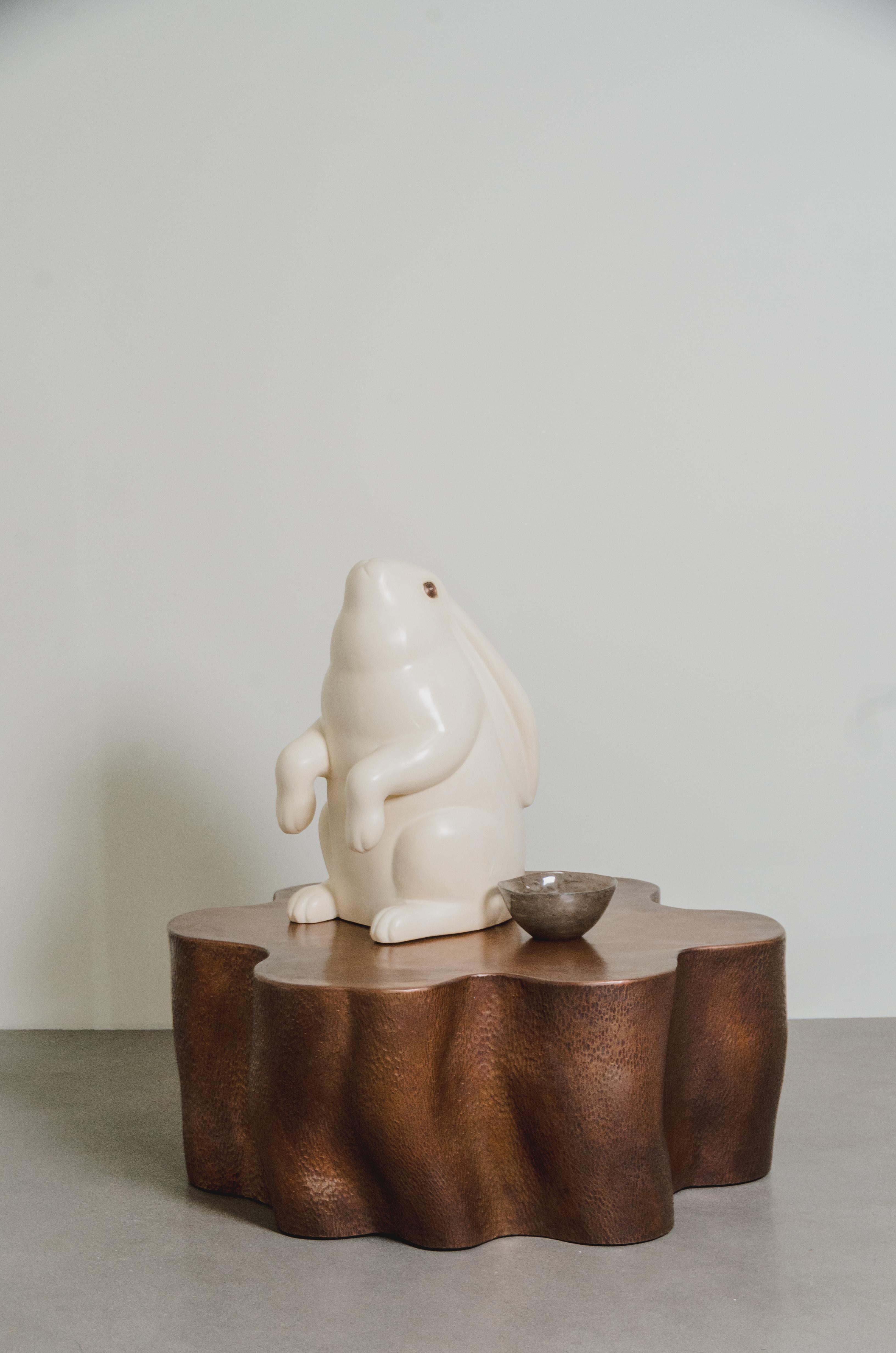 Escultura contemporánea de conejo sentado en laca crema de Robert Kuo Cobre en venta